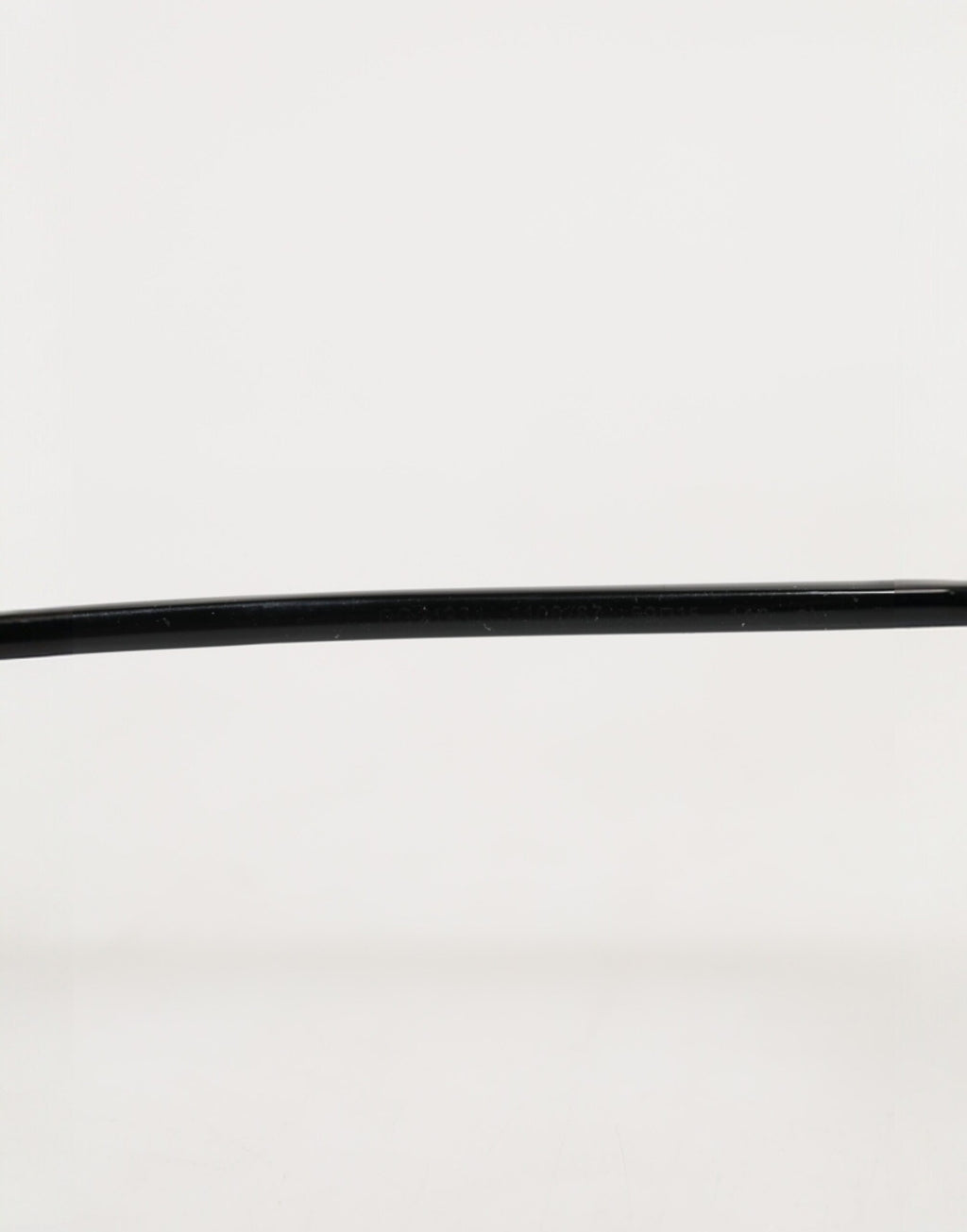 Lunettes de soleil Dolce & Gabbana avec monture en métal noir et verres carrés, style élégant et moderne.