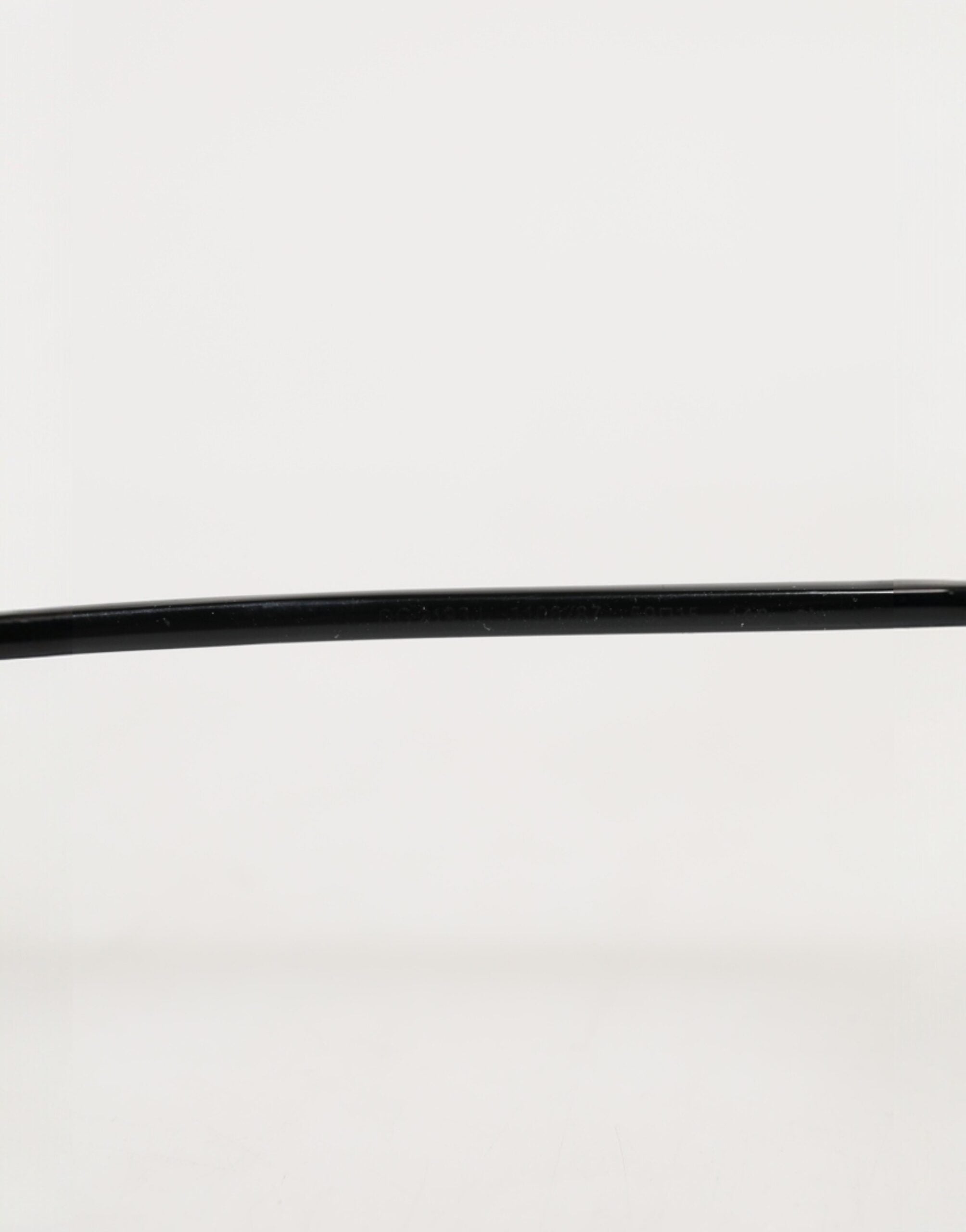 Lunettes de soleil Dolce & Gabbana avec monture en métal noir et verres carrés, style élégant et moderne.