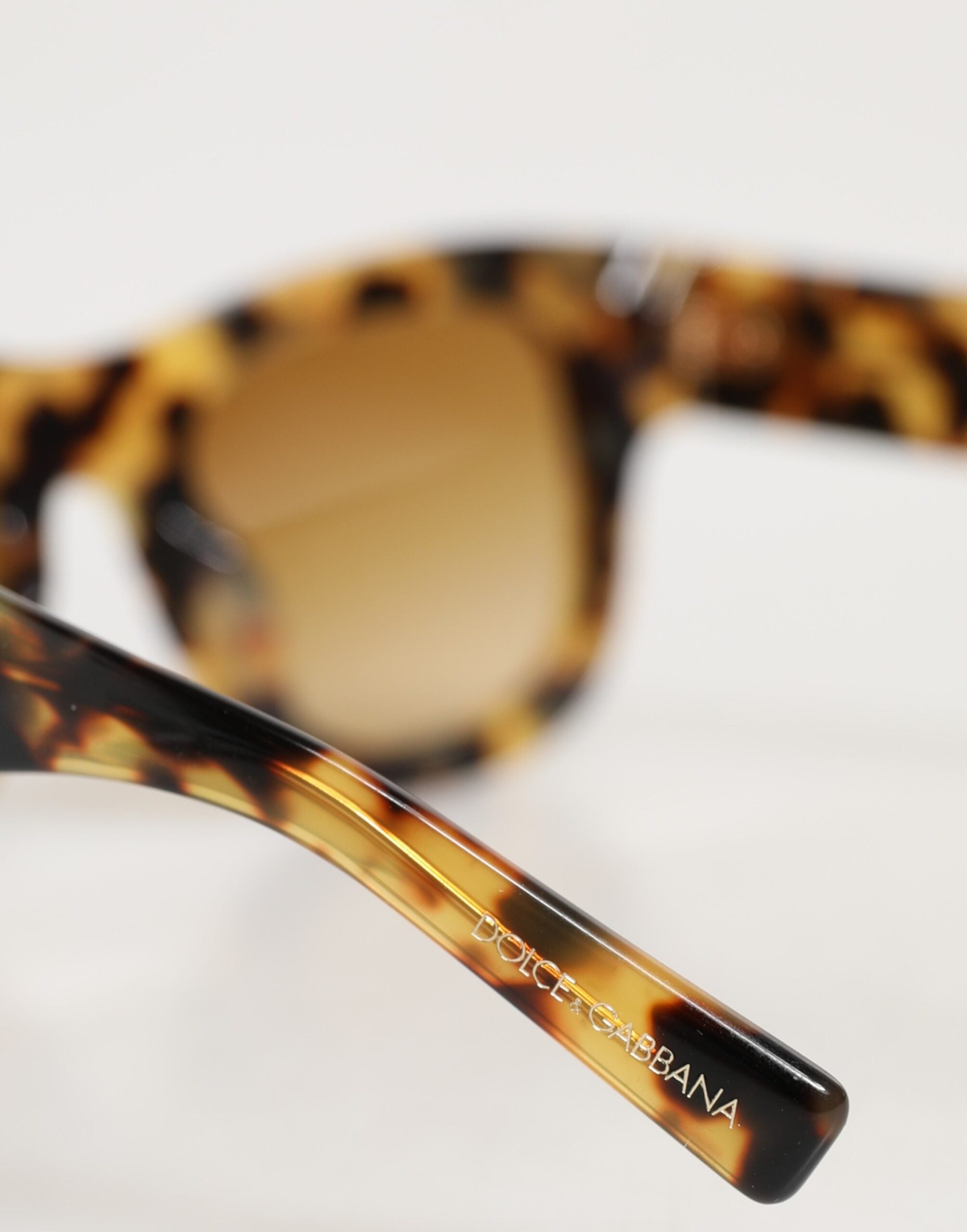 Lunettes de soleil Dolce & Gabbana DG4379F en acétate blanc à dégradé tortoise, monture élégante et moderne.