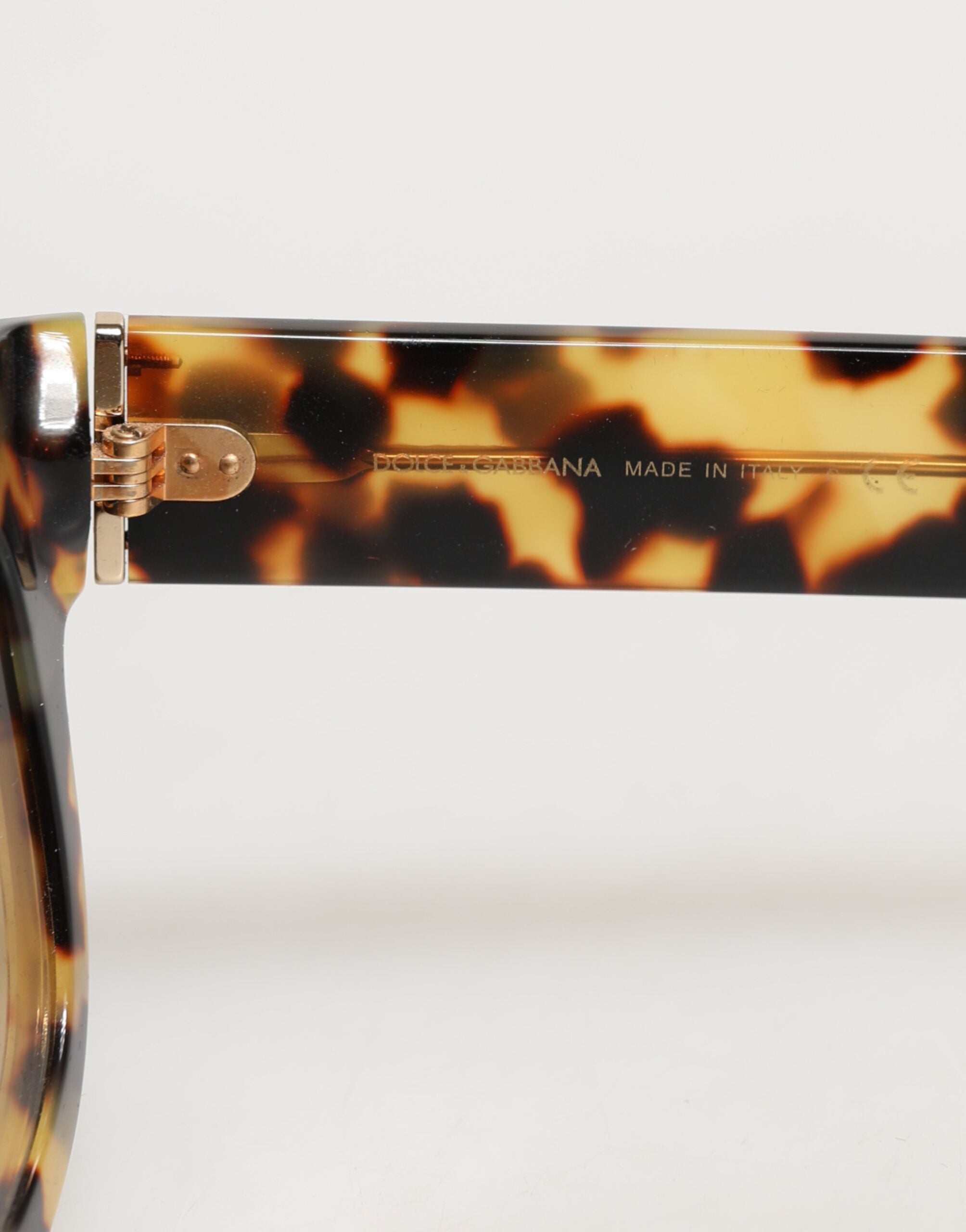 Lunettes de soleil Dolce & Gabbana DG4379F en acétate blanc et écaille avec dégradé, style élégant et moderne.