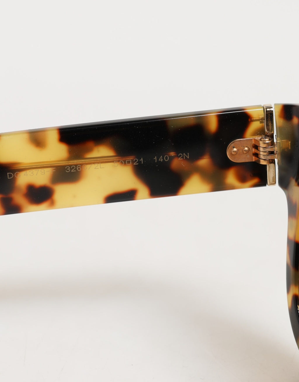 Lunettes de soleil Dolce & Gabbana DG4379F en acétate blanc à motif tortue avec dégradé de couleurs.