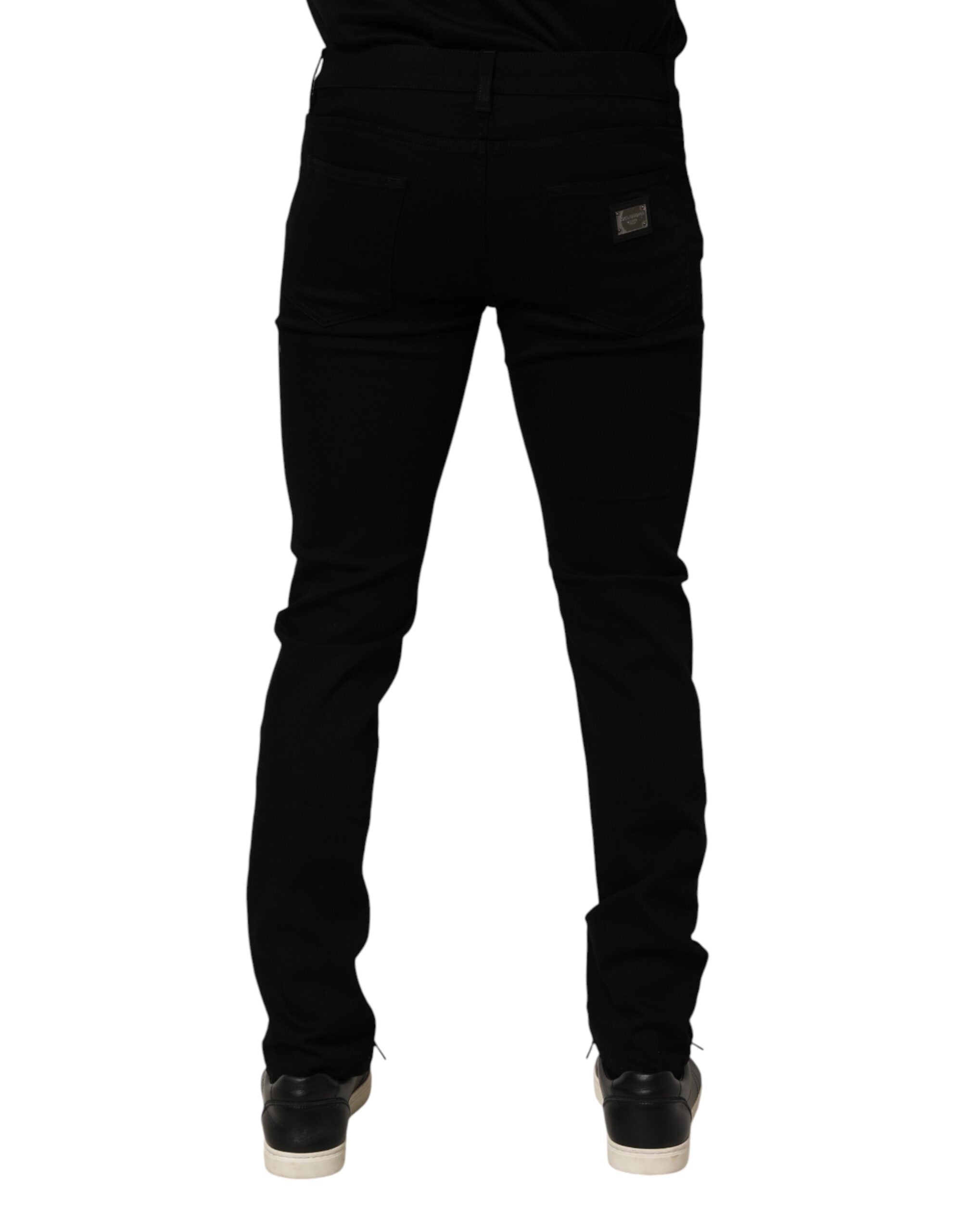 Jeans homme Dolce & Gabbana en coton stretch noir, coupe slim fit, finition en denim, visible détails de la poche arrière.