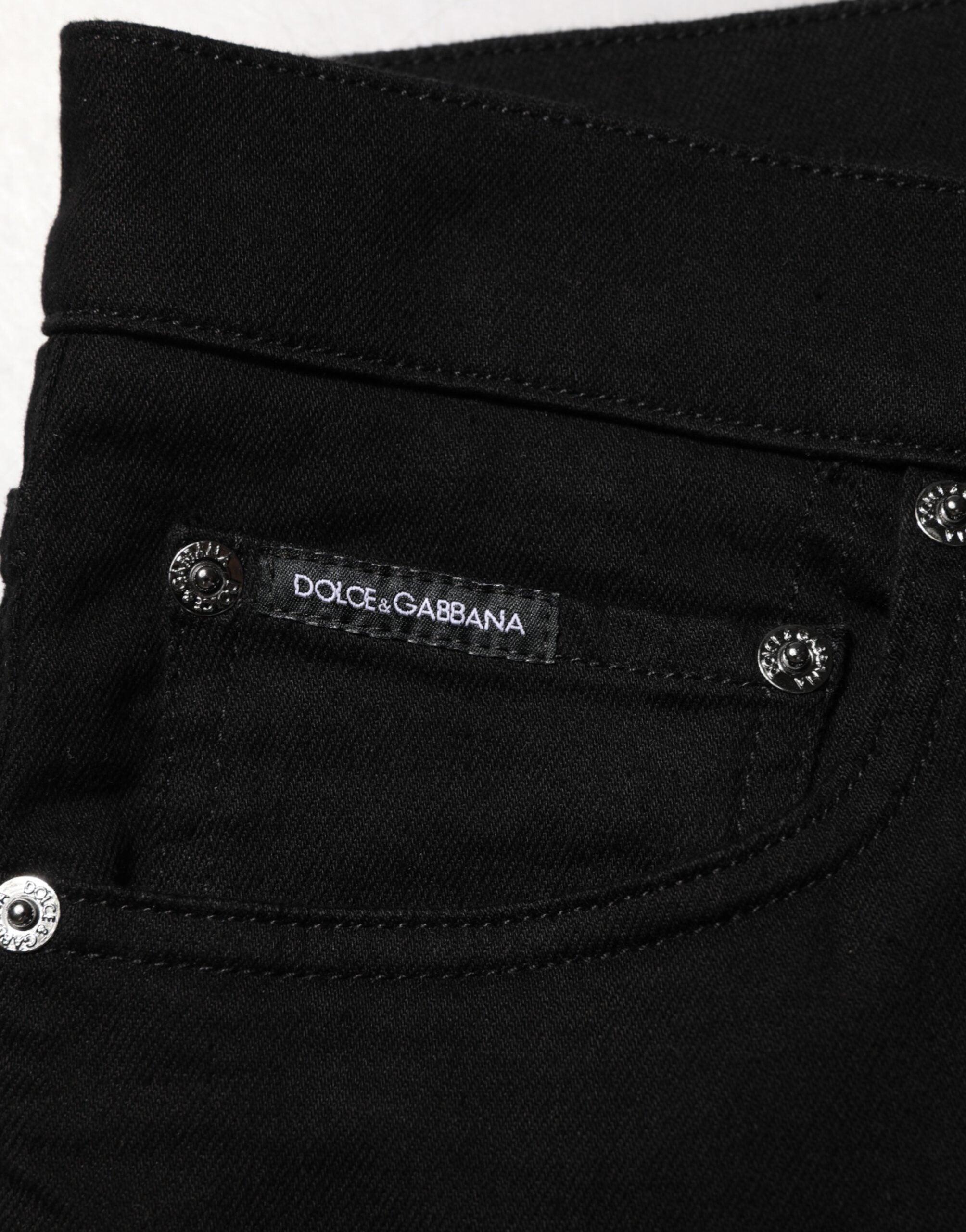 Jeans slim en coton stretch noir de Dolce & Gabbana pour homme, coupe ajustée et élégante, visibles en détail sur l’image.