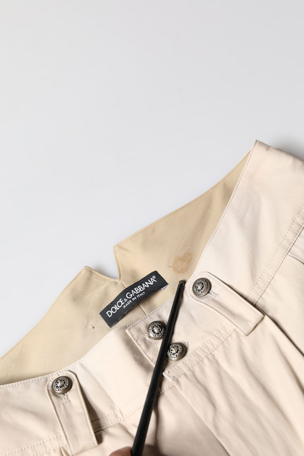 Pantalon cargo beige en coton pour homme de Dolce & Gabbana, coupe tapered, détails modernes et style élégant.