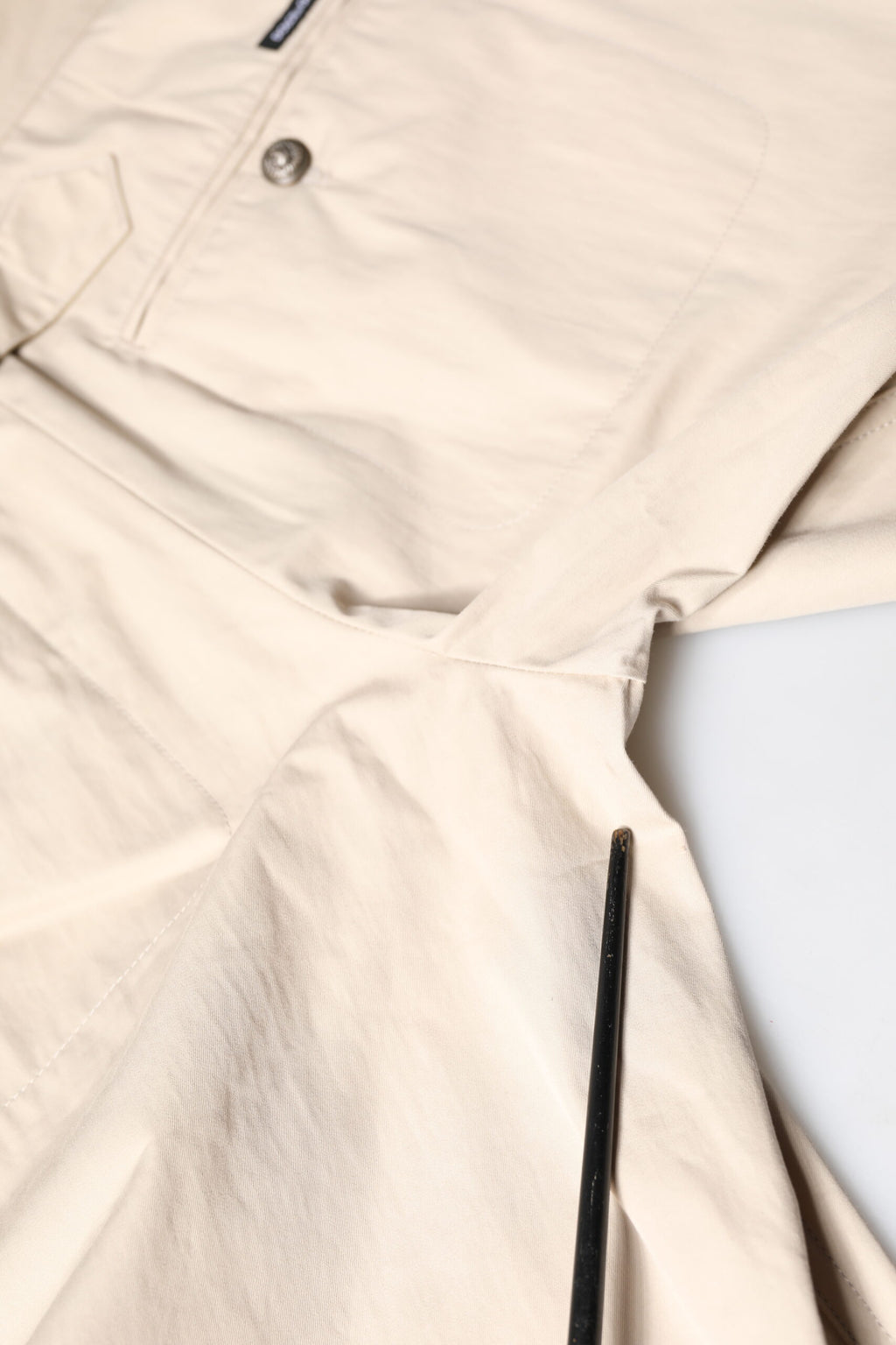 Pantalon cargo beige en coton pour homme de Dolce & Gabbana, style tapered avec poches sur les côtés, vue de face