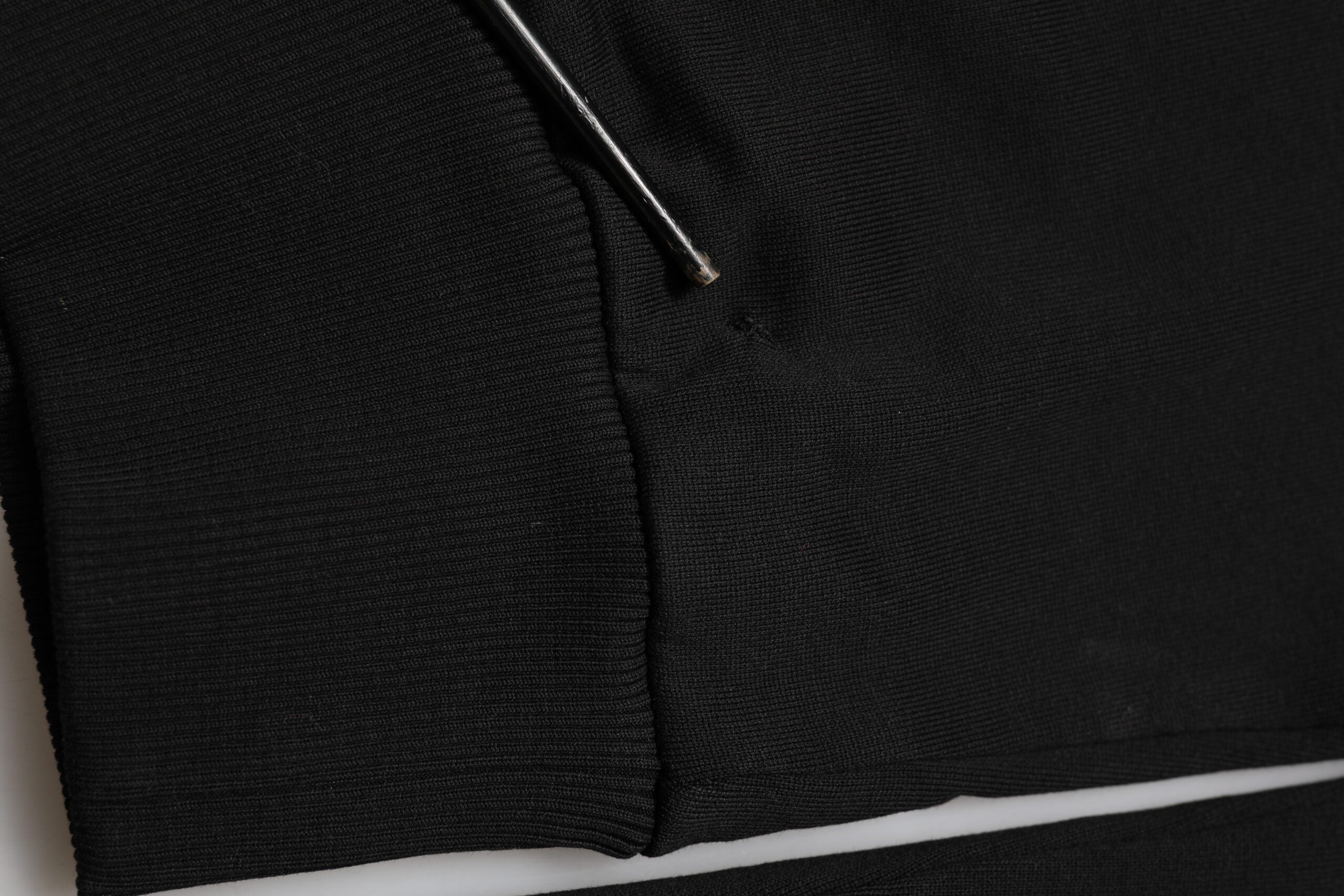 Pantalon de jogging en coton noir Dolce & Gabbana avec logo DG, style décontracté et confortable, visible avec détails du logo sur la jambe