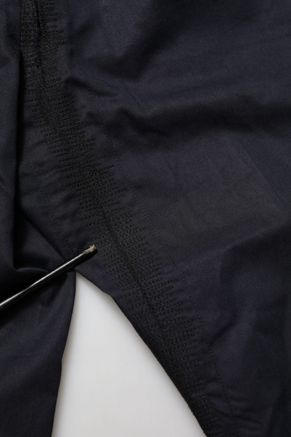 Pantalon jogger noir Dolce & Gabbana pour homme à taille moyenne avec cordon de serrage et coupe décontractée.
