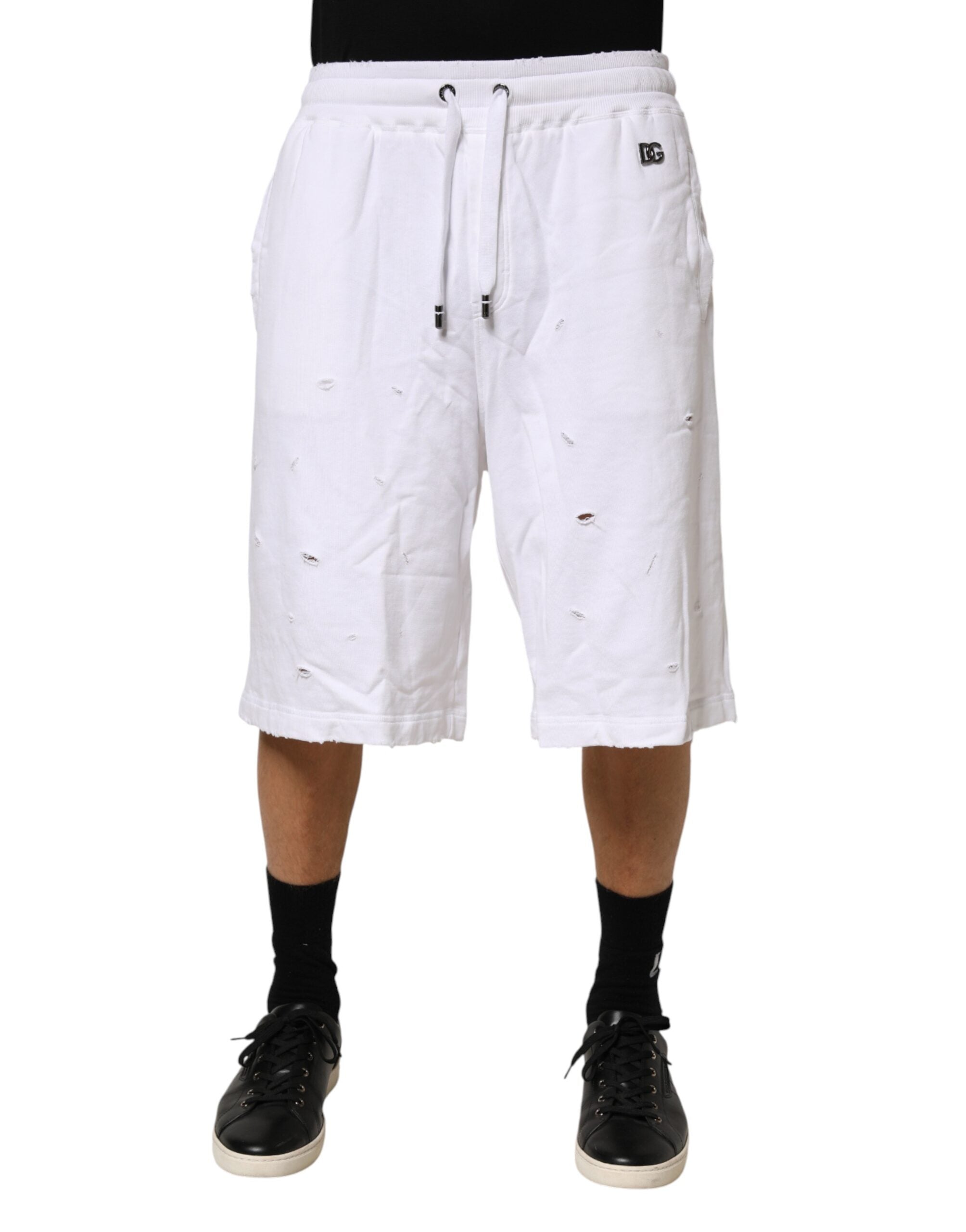 Shorts bermuda pour hommes Dolce & Gabbana en coton blanc déchiré, style détendu et tendance, avec finition usée.
