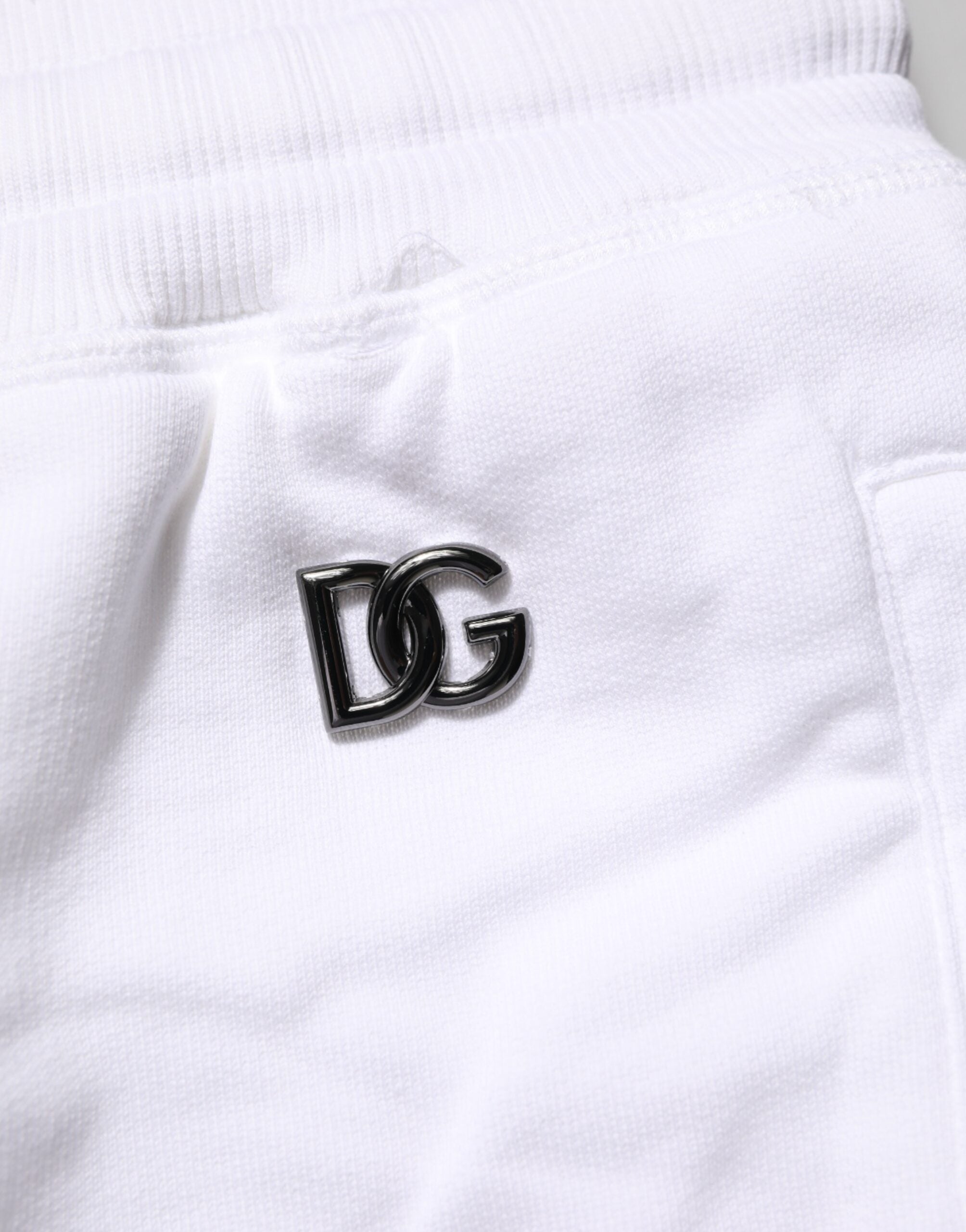 Shorts bermuda pour homme en coton blanc Dolce & Gabbana, tissu délavé et usé, style décontracté et moderne.