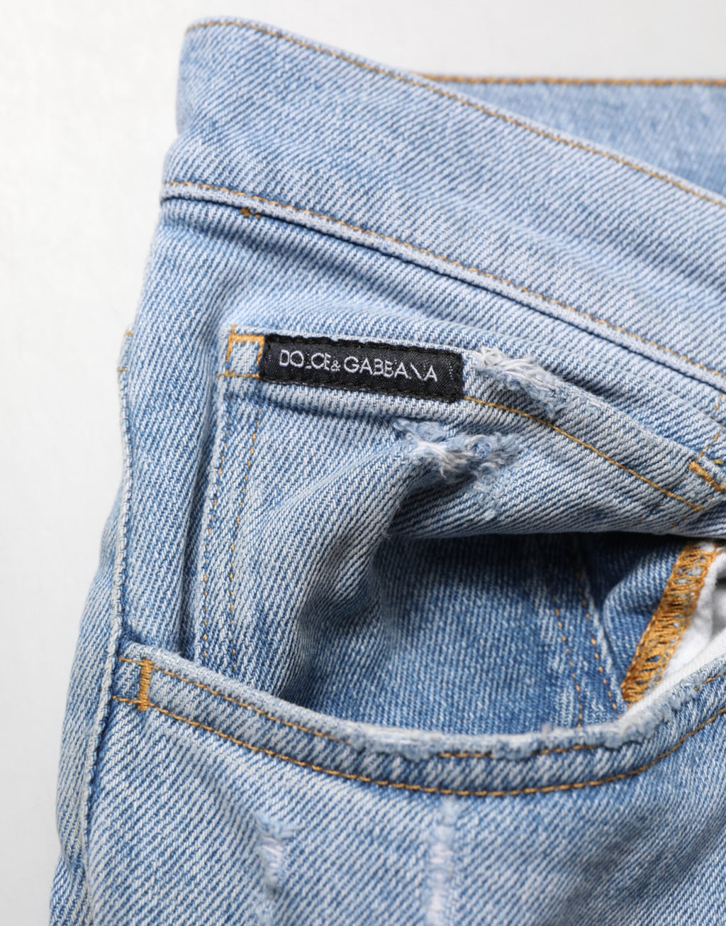 Jeans slim en denim bleu Dolce & Gabbana en coton avec détails déchirés et usés, ajustement slim, vue sur le devant.
