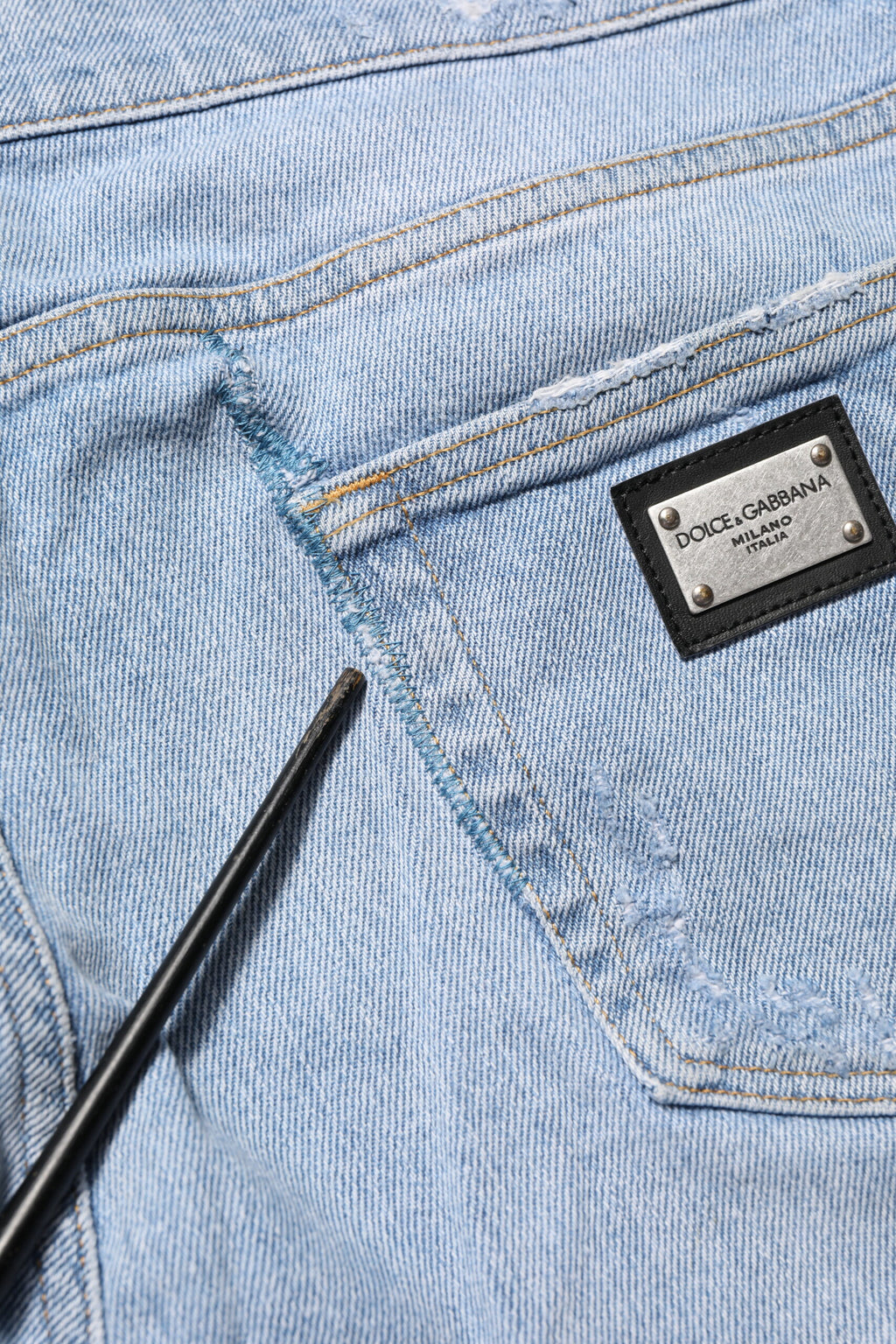 Jeans slim déchirés en coton bleu Dolce & Gabbana, coupe ajustée et style décontracté.