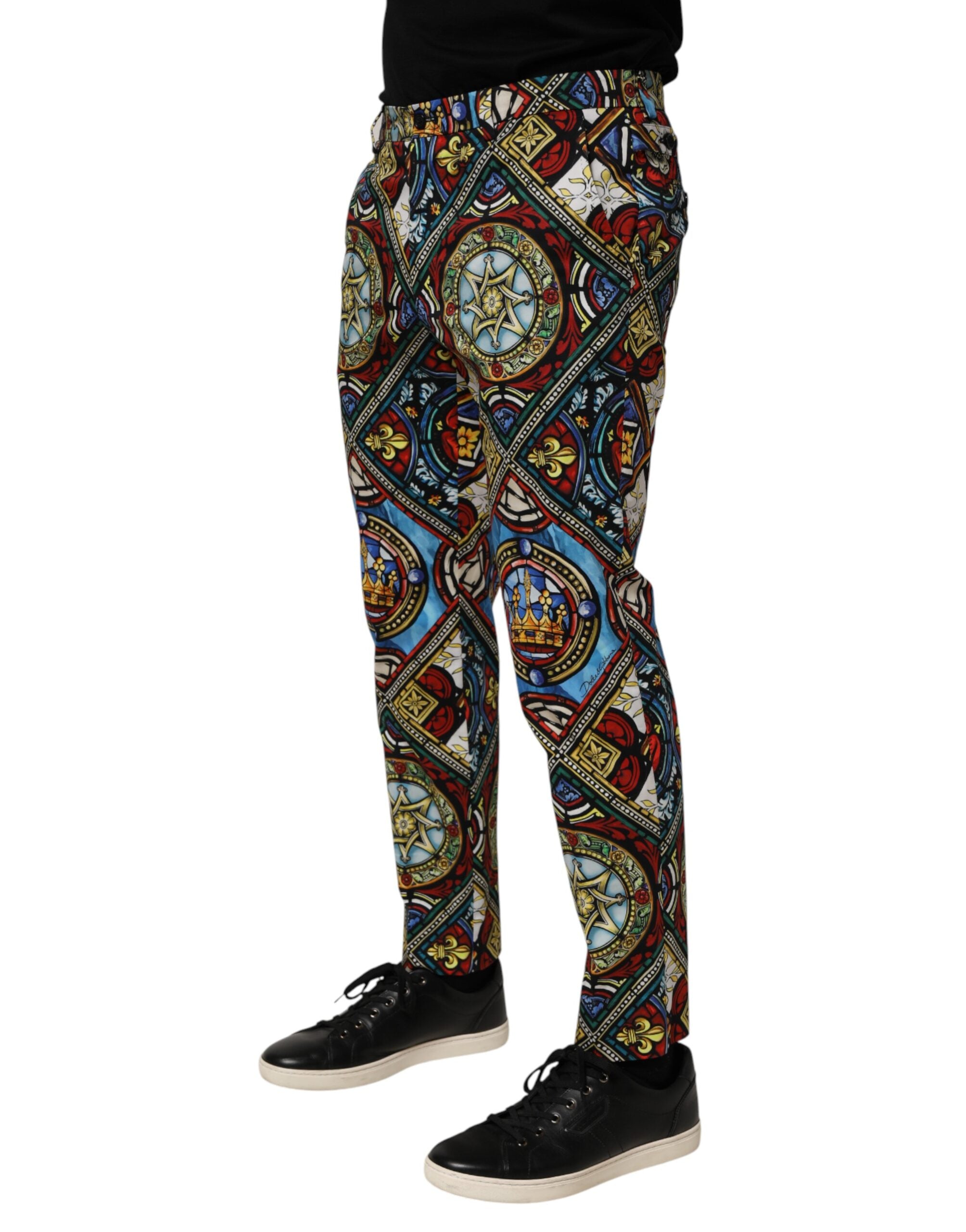 Pantalon homme Dolce & Gabbana à motif vitrail multicolore, style fenêtre stained glass, mode élégante et colorée.