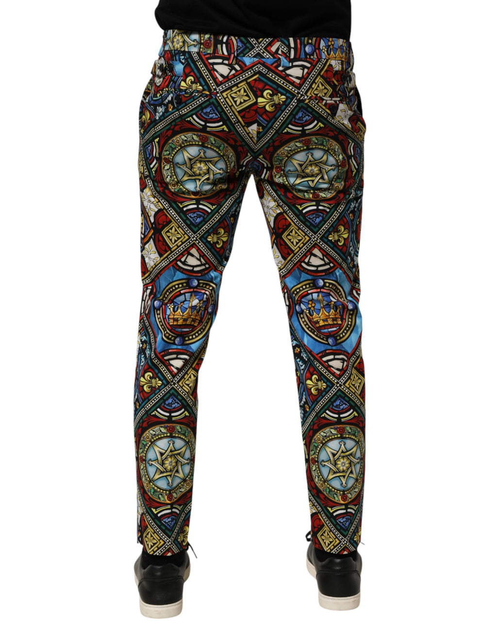 Pantalon homme Dolce & Gabbana avec motif coloré style vitrail de fenêtre, mode artistique et élégant.