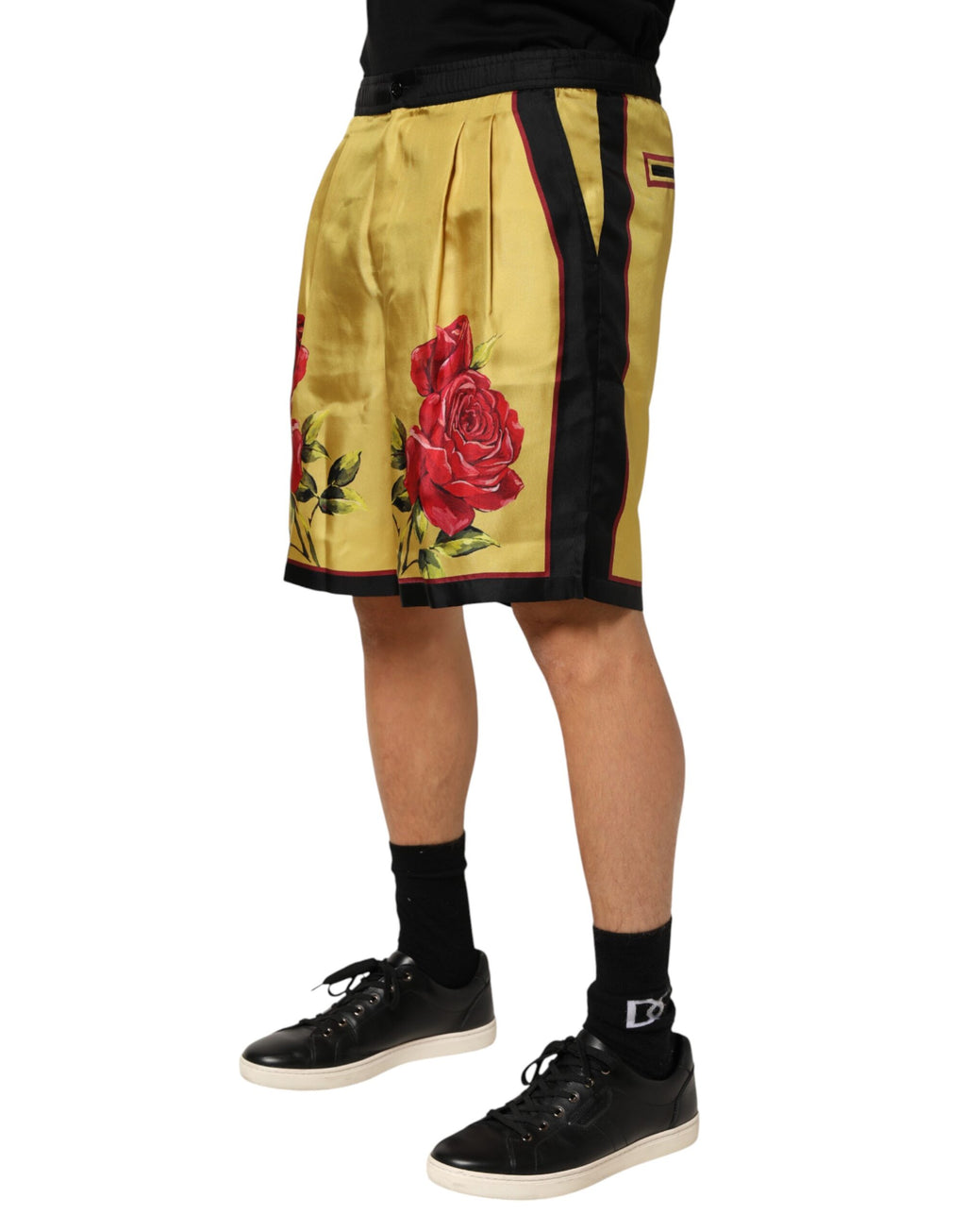 Shorts bermuda en soie jaune à motif floral pour homme de Dolce & Gabbana, tissu léger et élégant.
