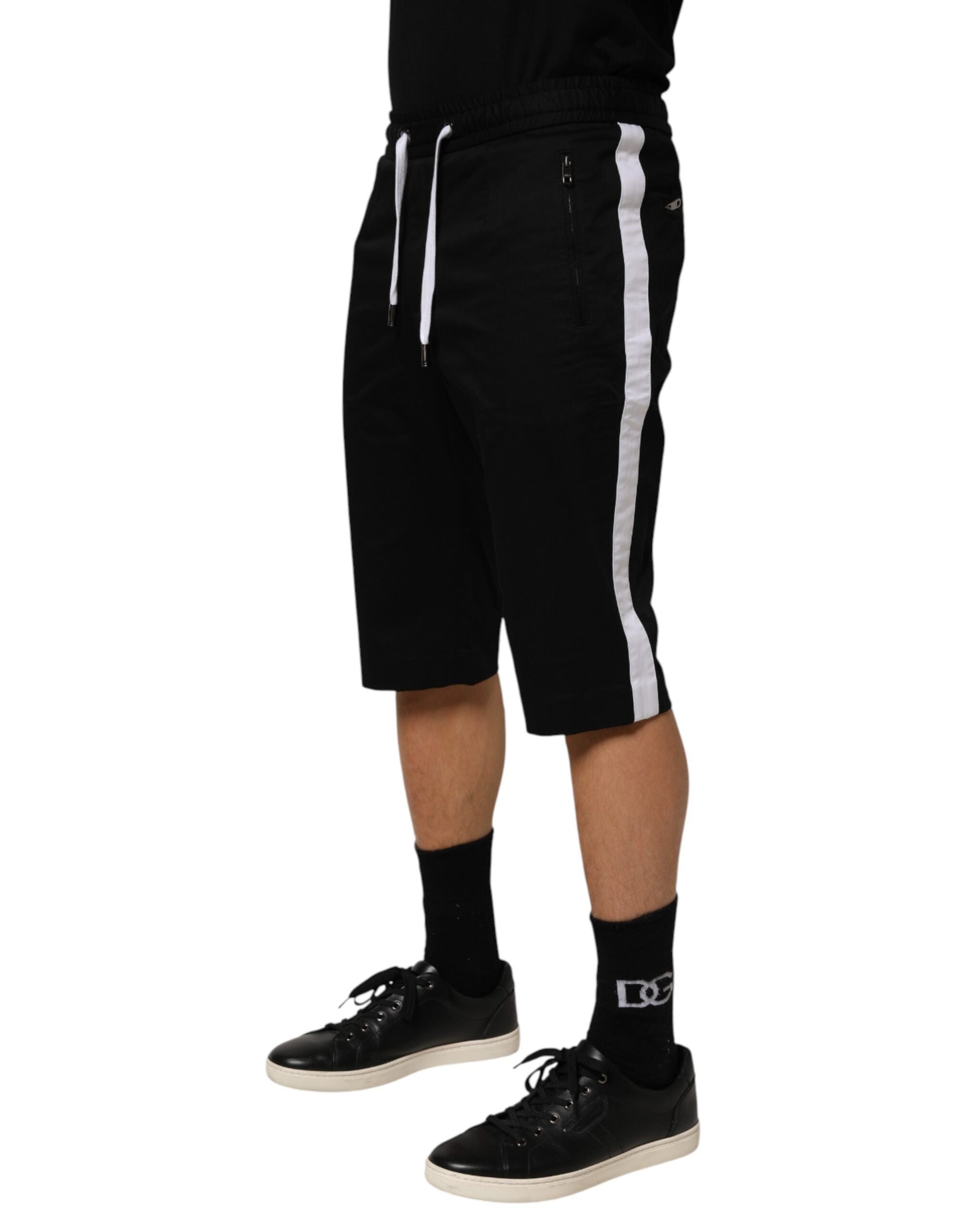 Shorts bermuda noirs en coton extensible pour hommes de Dolce & Gabbana, affichant une coupe ajustée et un style élégant.