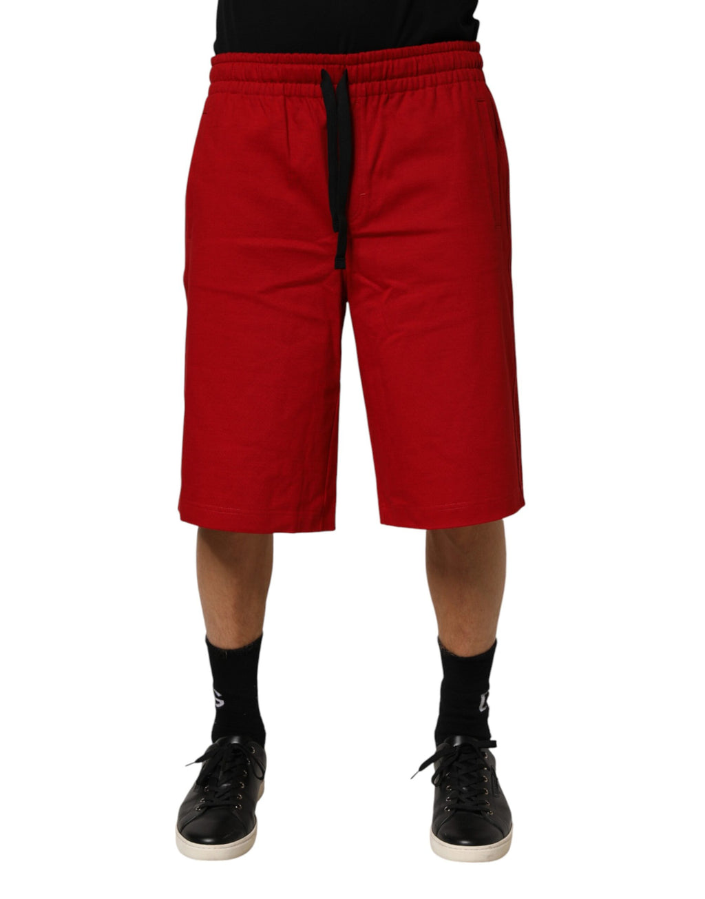 Pantalons bermuda en coton rouge à taille moyenne avec cordon de serrage de la marque Dolce & Gabbana, vue de face.