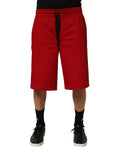 Pantalons bermuda en coton rouge à taille moyenne avec cordon de serrage de la marque Dolce & Gabbana, vue de face.