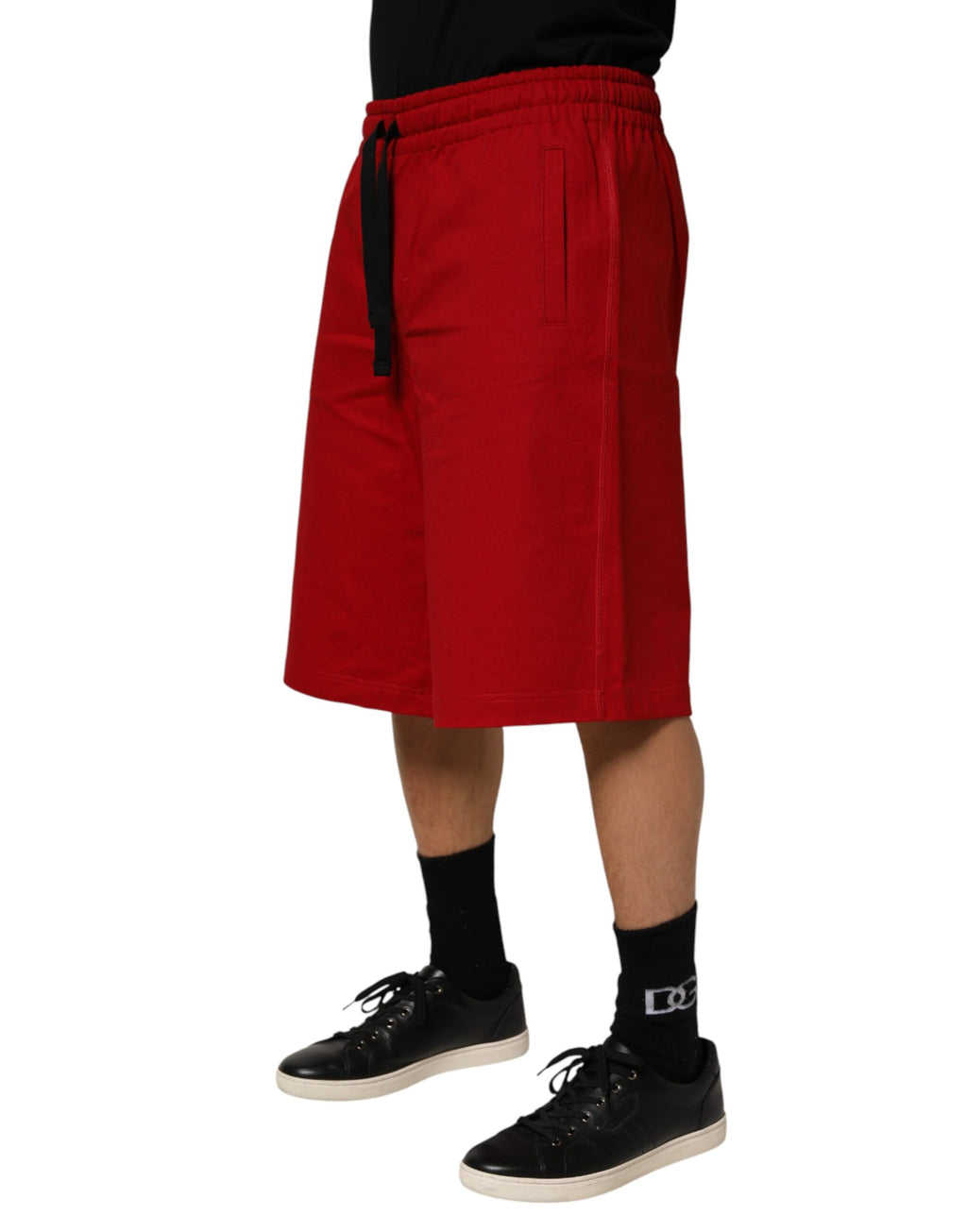 Pantalons bermuda en coton rouge de taille moyenne avec cordon de serrage de la marque Dolce & Gabbana, vue de face.