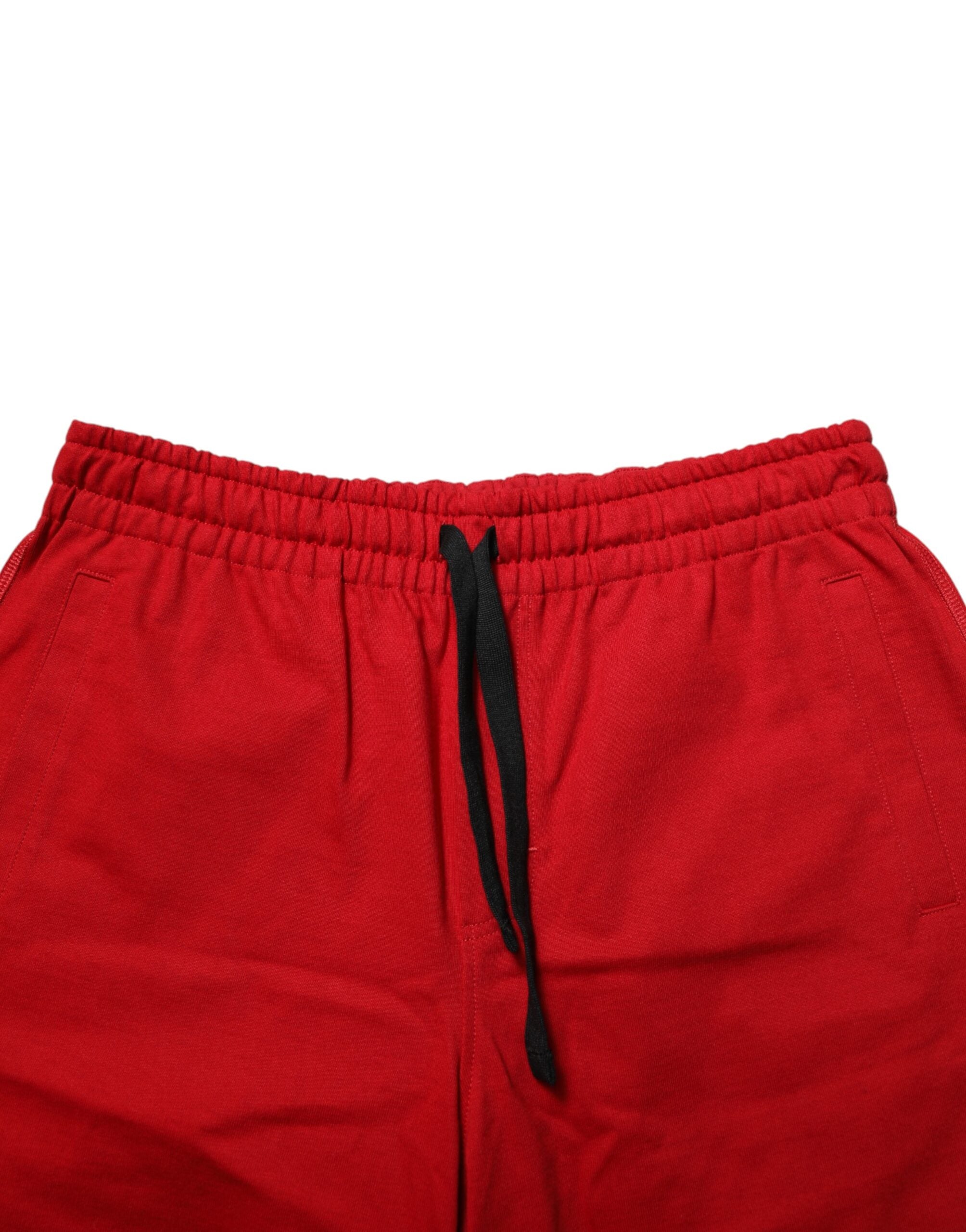 Pantalons bermuda en coton rouge Dolce & Gabbana à taille moyenne et cordon de serrage, vue de face.