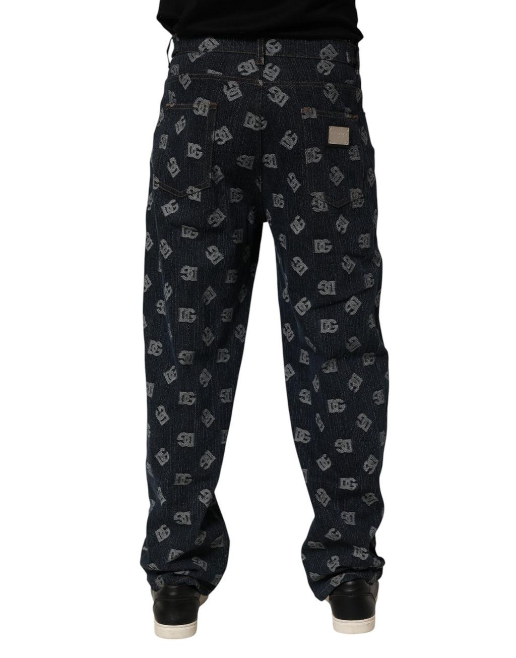 Jeans homme Dolce & Gabbana en denim bleu avec logo imprimé, coupe droite, style décontracté.