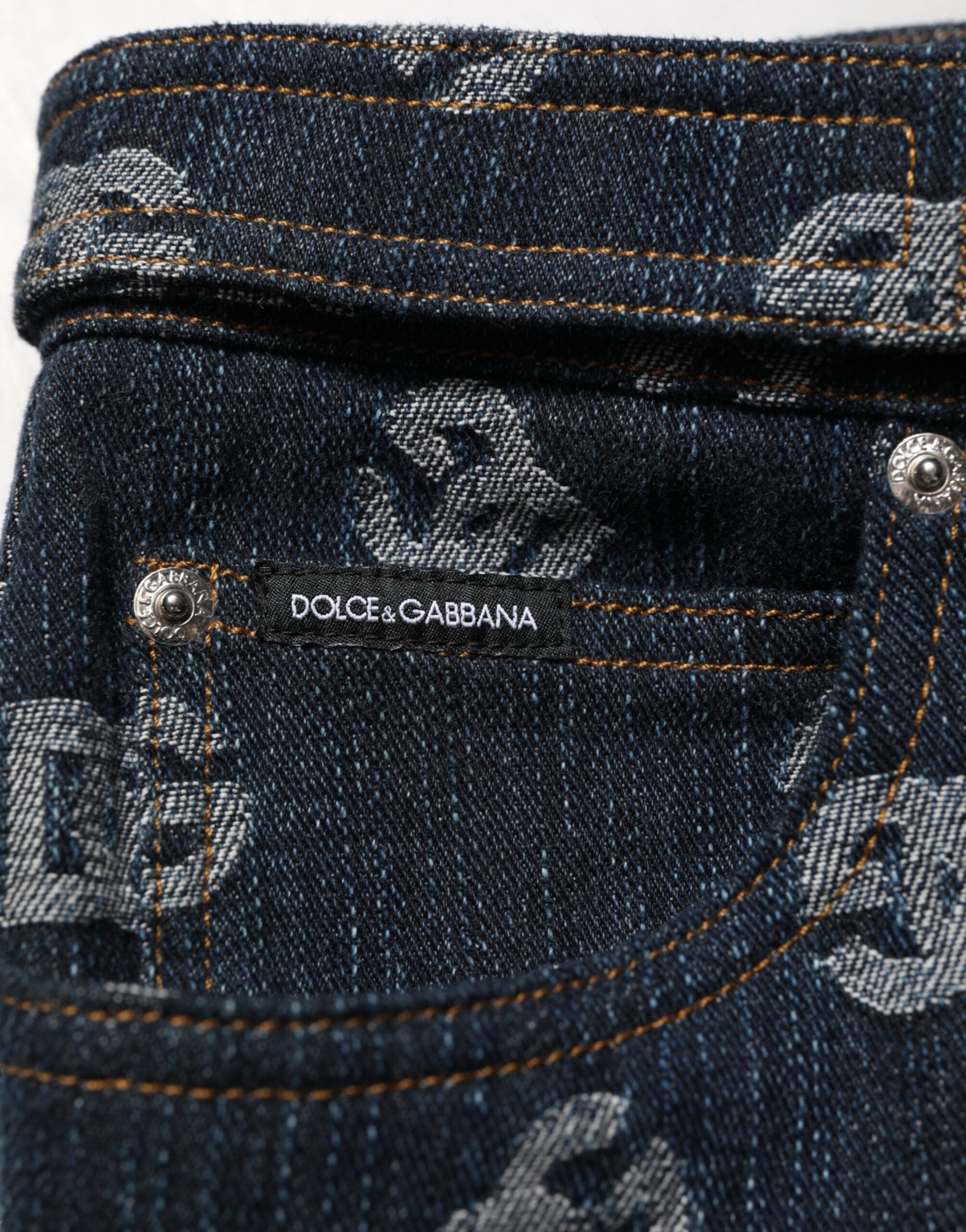 Jeans homme Dolce & Gabbana bleu avec logo imprimé, coupe droite en denim, visible sur l'image.