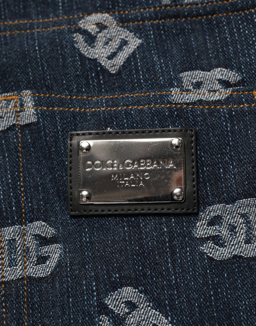 Jeans homme droits en denim bleu Dolce & Gabbana avec logo imprimé, vue frontale montrant la coupe classique et les détails du tissu.