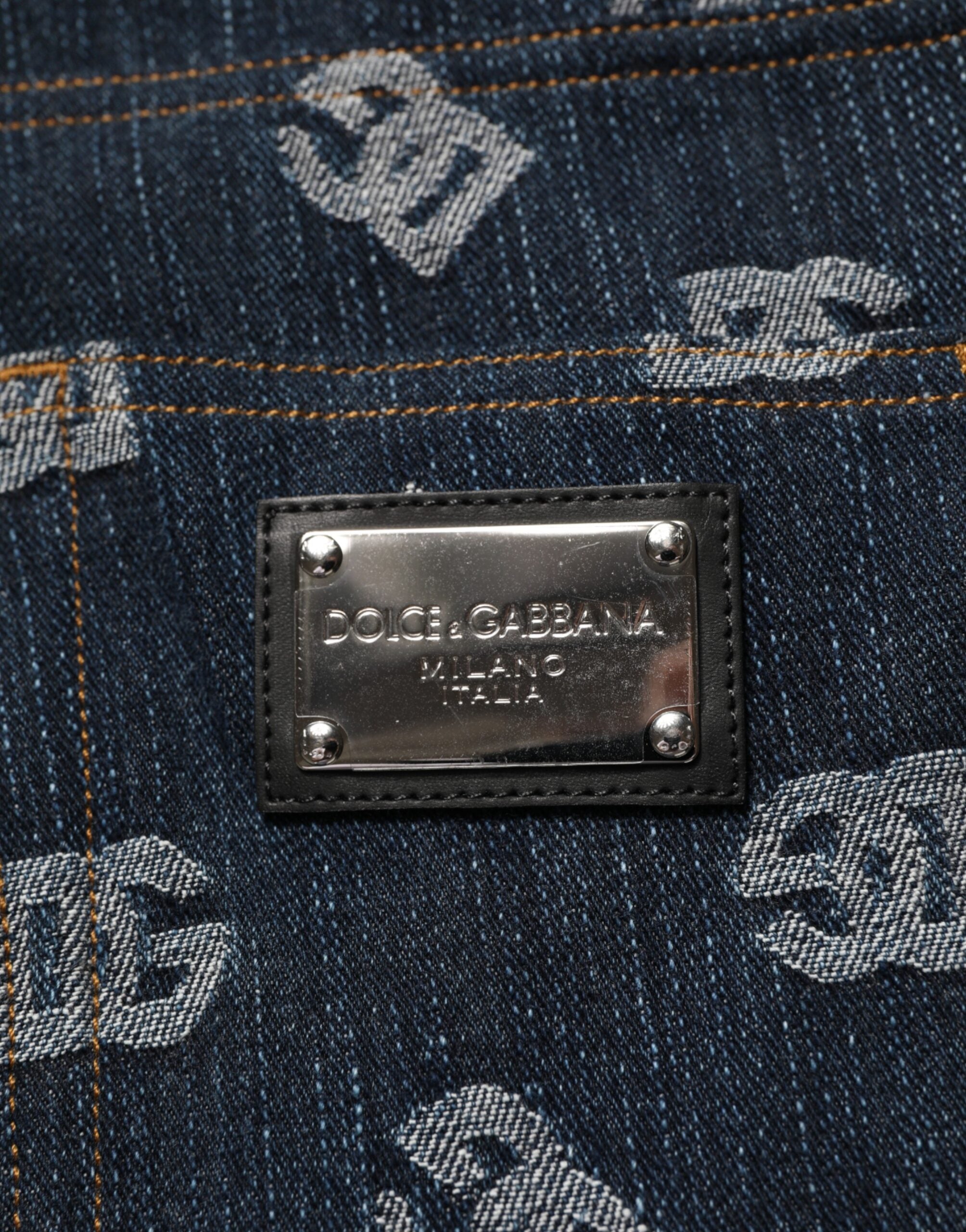 Jeans homme droits en denim bleu Dolce & Gabbana avec logo imprimé, vue frontale montrant la coupe classique et les détails du tissu.