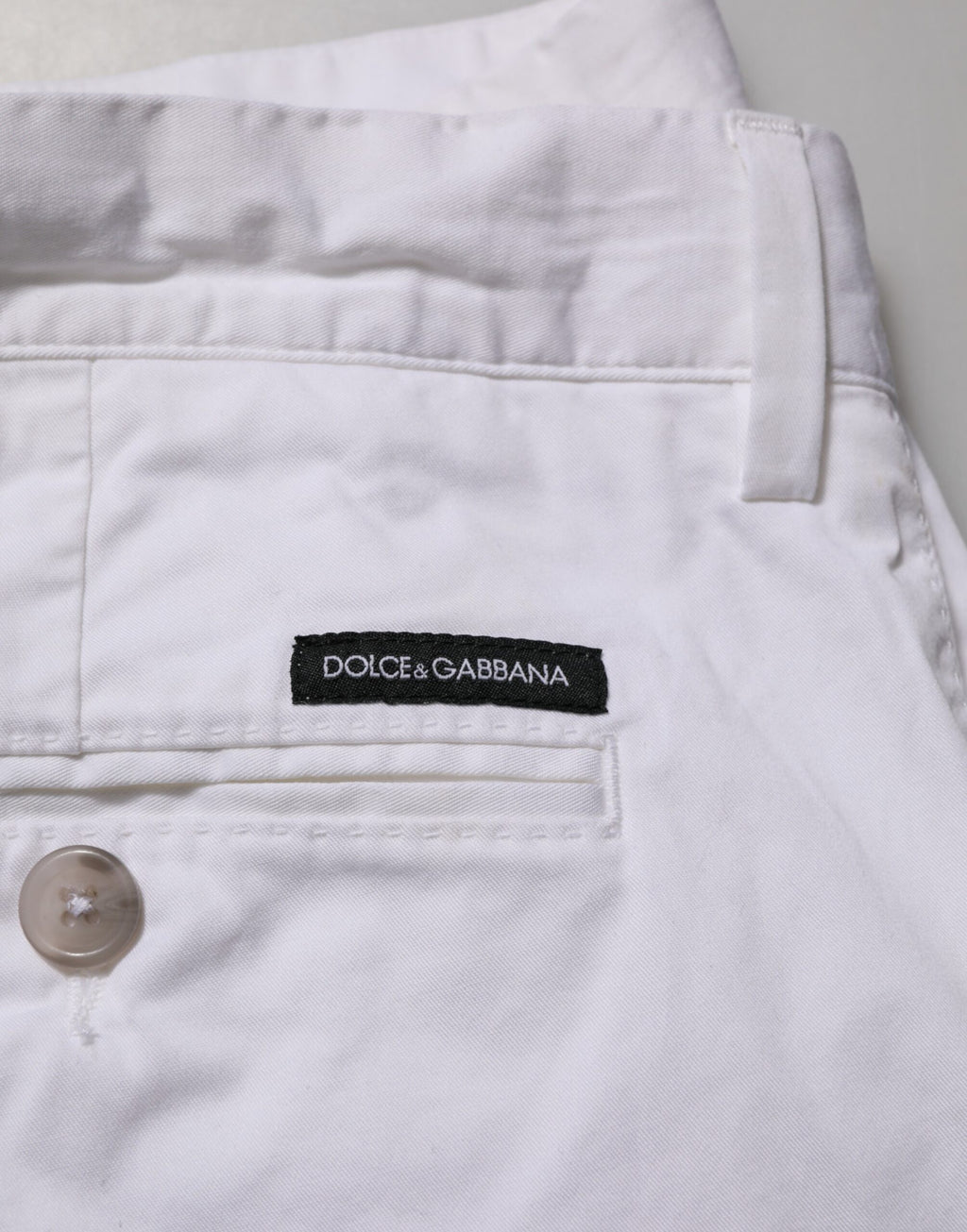 Pantalons bermuda hommes en coton stretch blanc de Dolce & Gabbana, style élégant et confortable, vue de face sur le modèle.