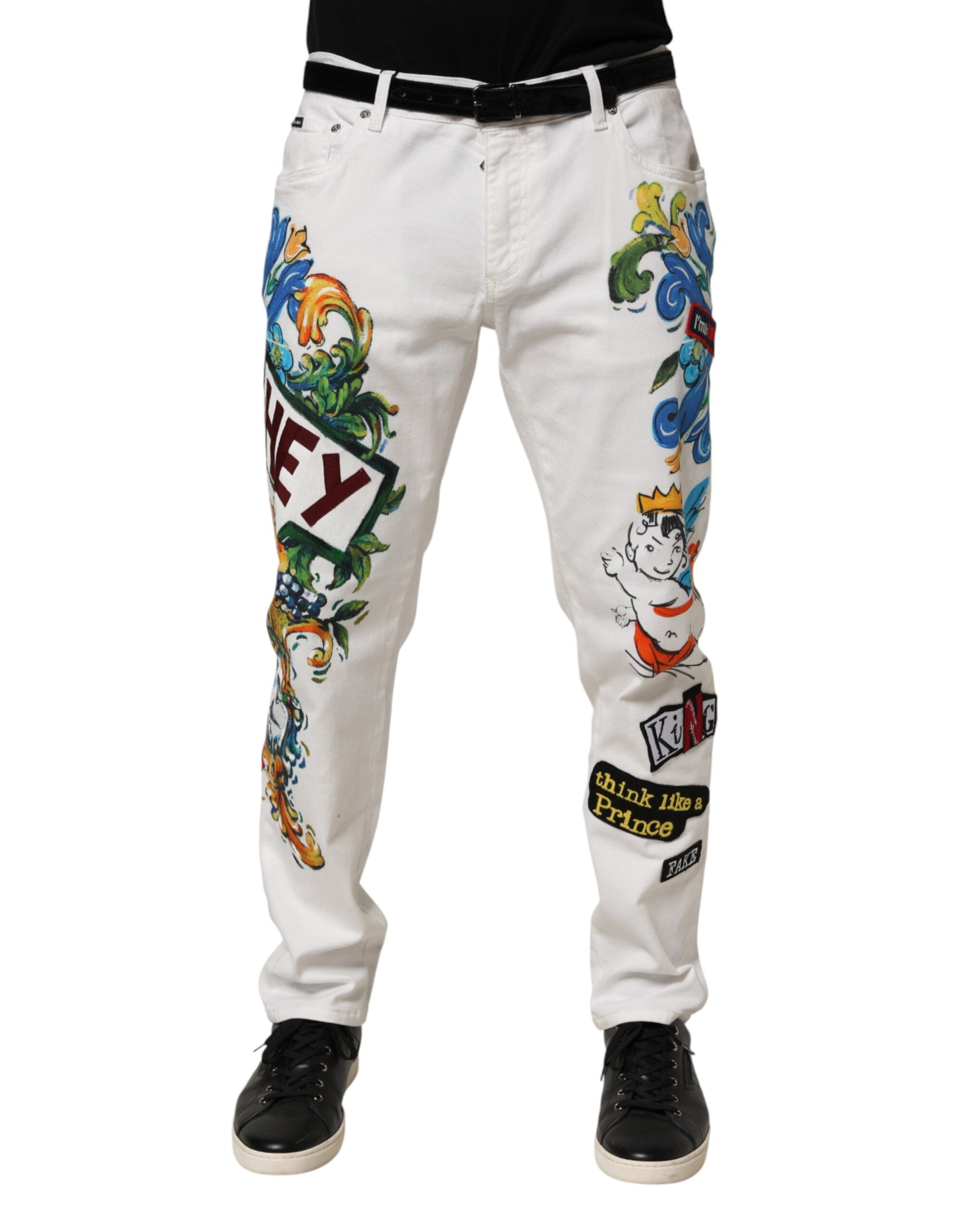 Jeans skinny en denim doré avec imprimé graffiti blanc de Dolce & Gabbana, coupe ajustée et style audacieux.