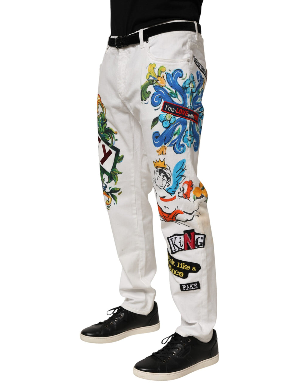 Jeans skinny en denim doré avec imprimé graffiti blanc de Dolce & Gabbana, mode élégante et tendance pour femmes.