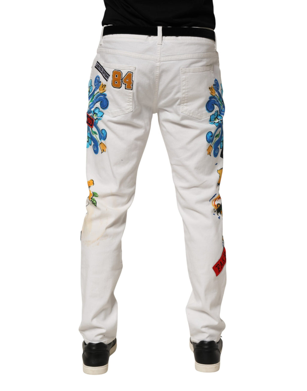 Jeans skinny en denim doré à imprimé graffiti blanc de Dolce & Gabbana, style tendance et design audacieux.