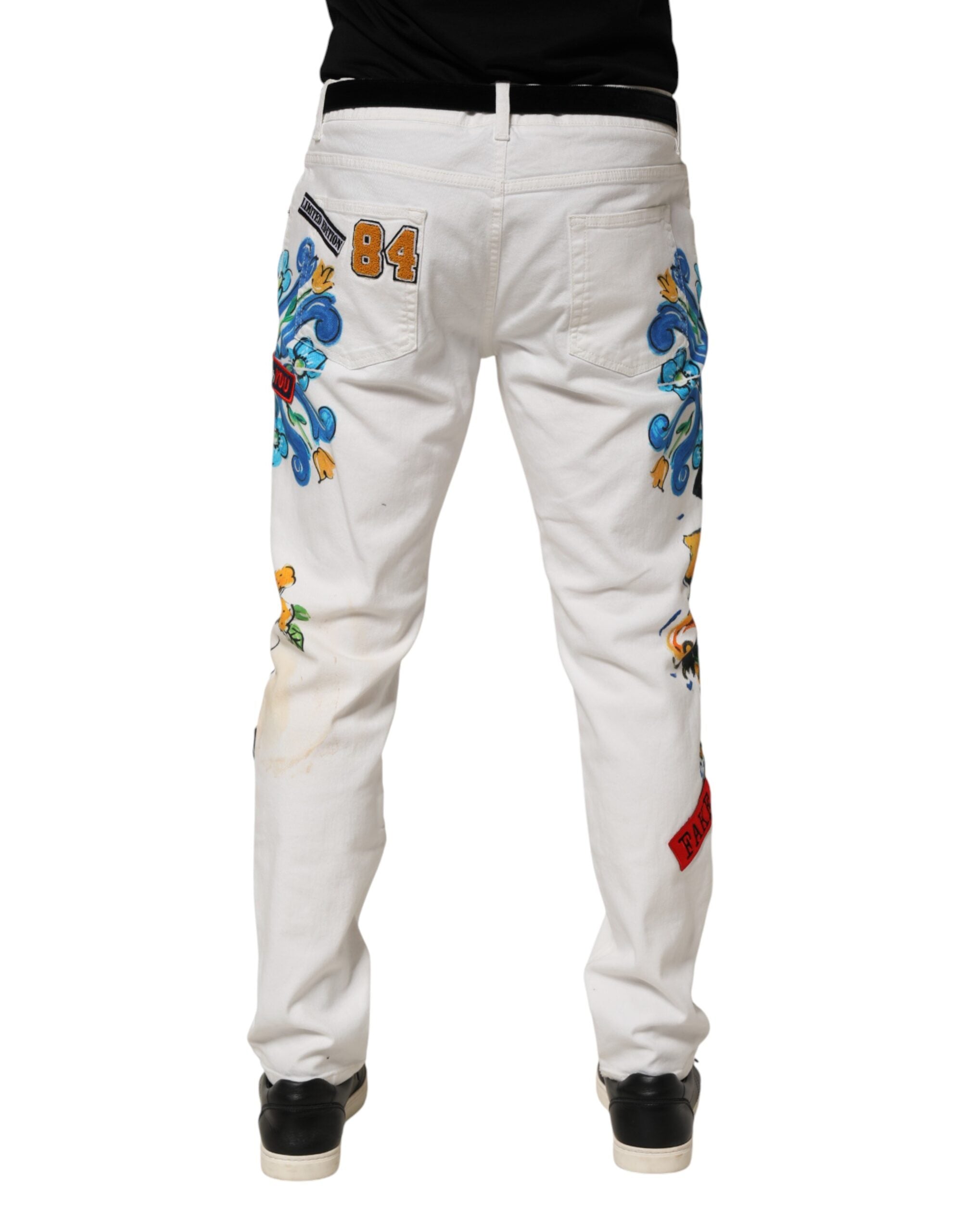 Jeans skinny en denim doré à imprimé graffiti blanc de Dolce & Gabbana, style tendance et design audacieux.