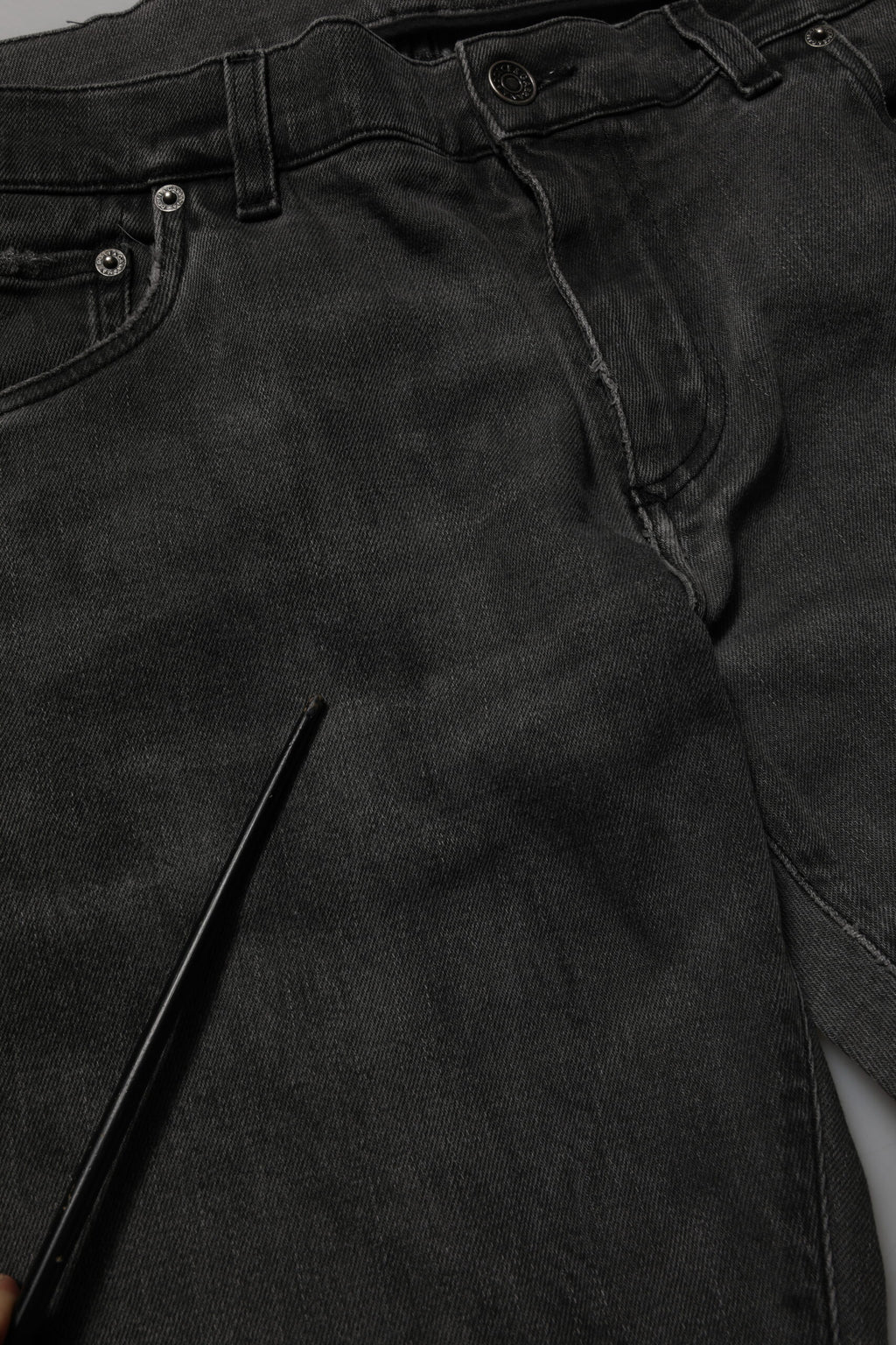 Jeans homme en denim gris foncé Dolce & Gabbana, coupe skinny, en coton, visible détails de couture et fermeture éclair.