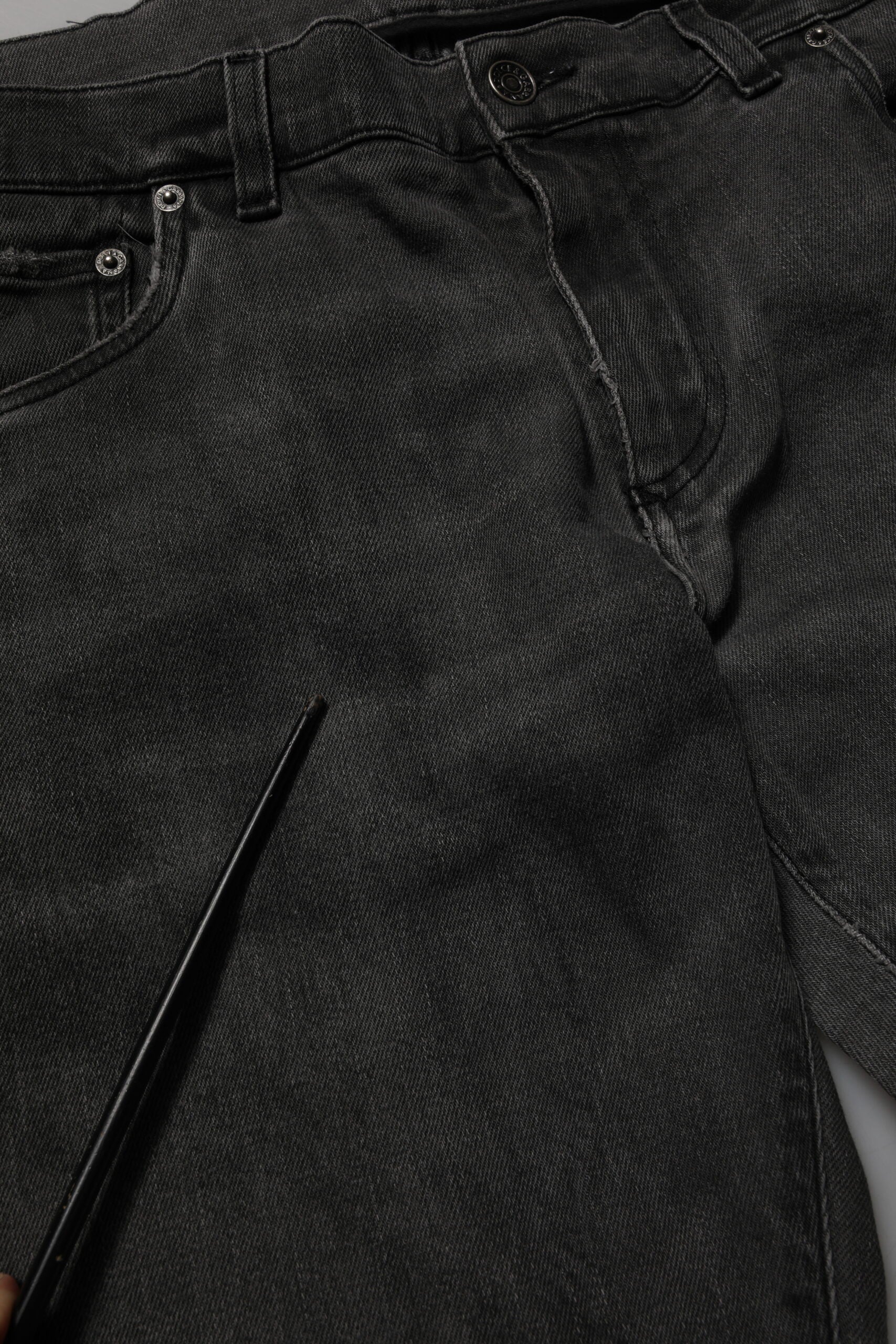 Jeans homme en denim gris foncé Dolce & Gabbana, coupe skinny, en coton, visible détails de couture et fermeture éclair.
