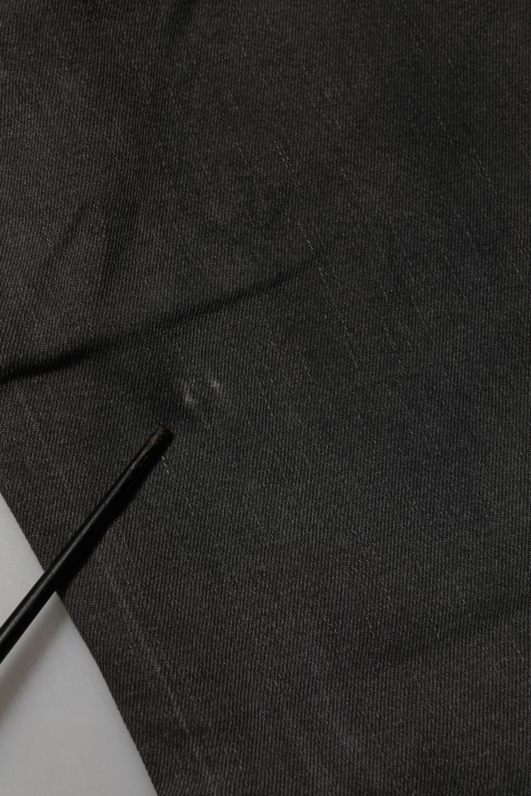 Jeans slim en coton gris foncé de Dolce & Gabbana pour homme, coupe skinny, denim tendance et confortable.