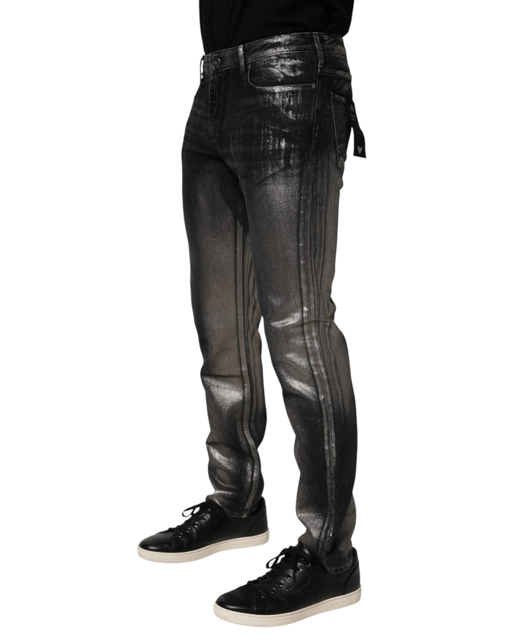 Pantalon en jean délavé noir slim fit pour homme de la marque Emporio Armani, visible avec coutures et poches.