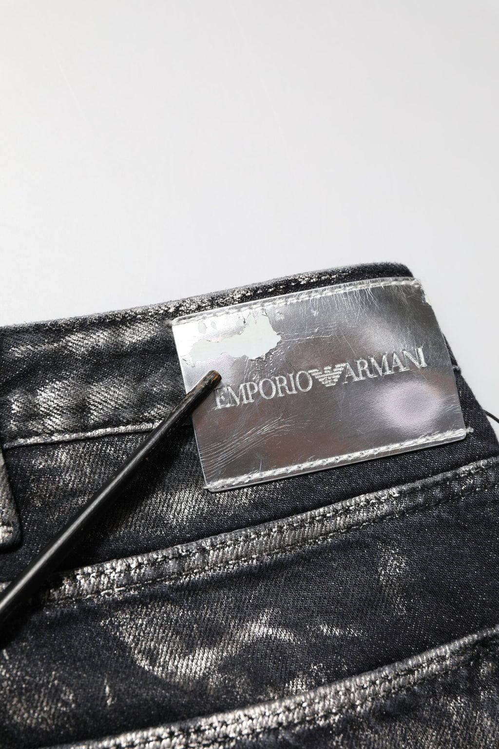 Pantalon homme en jean slim fit délavé noir de la marque Emporio Armani, style décontracté et moderne.