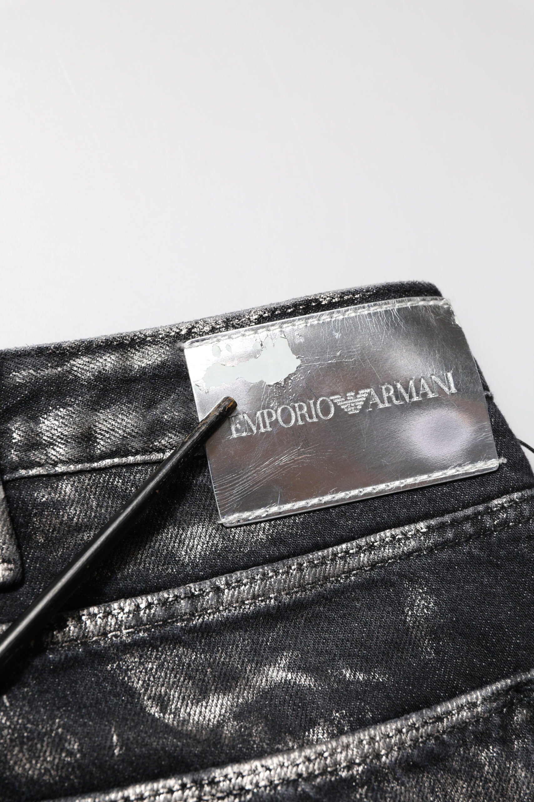 Pantalon homme en jean slim fit délavé noir de la marque Emporio Armani, style décontracté et moderne.