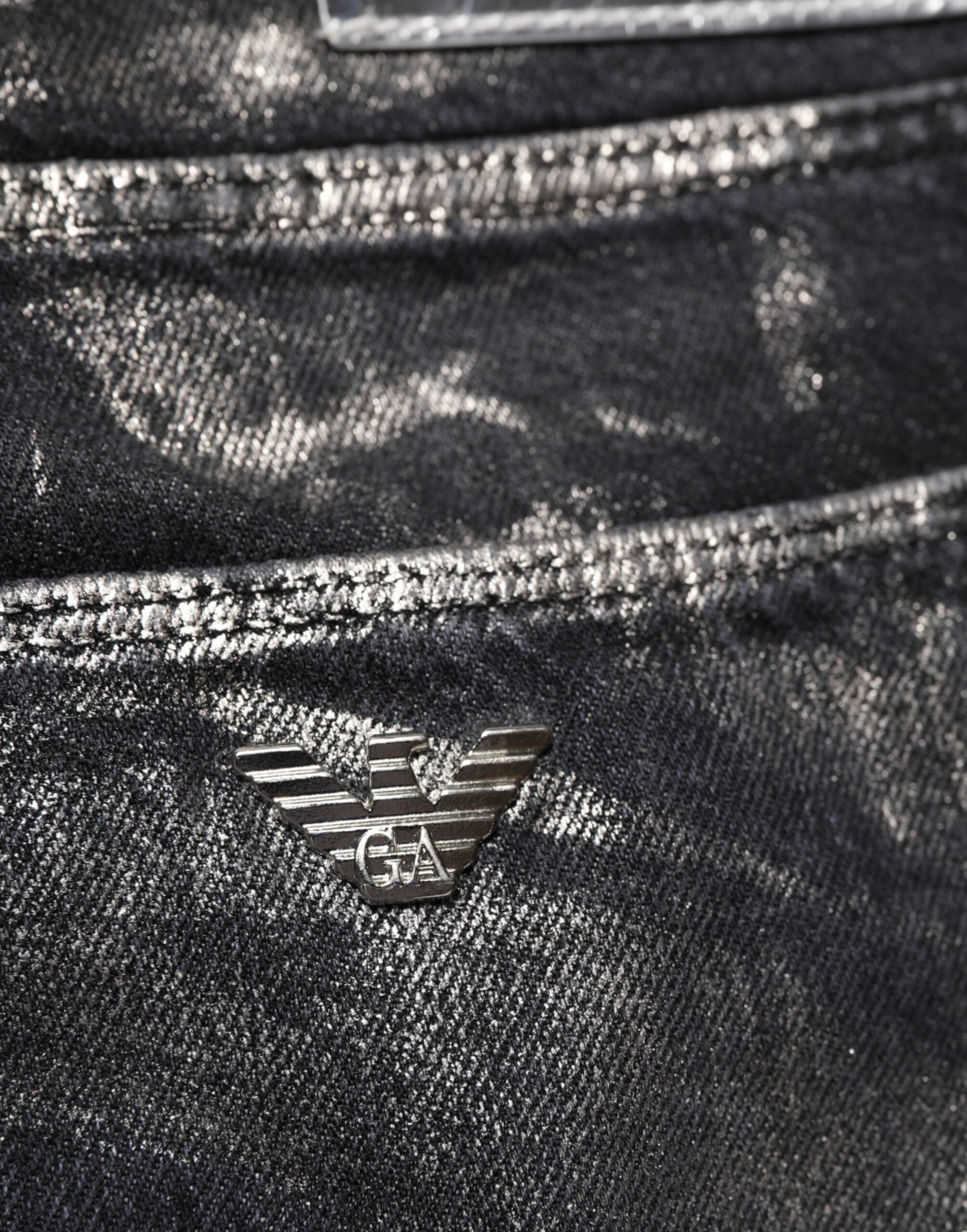 Pantalon en jean slim noir Emporio Armani pour homme, délavé et ajusté, avec poches et détails en denim.