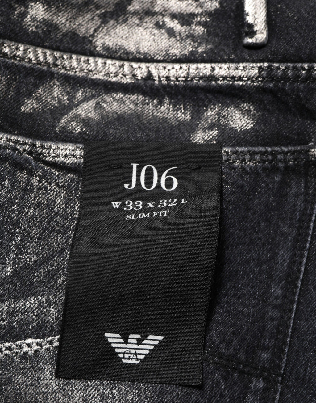 Pantalon en jean homme Emporio Armani noir délavé, coupe slim ajustée, denim solide et mode élégante.
