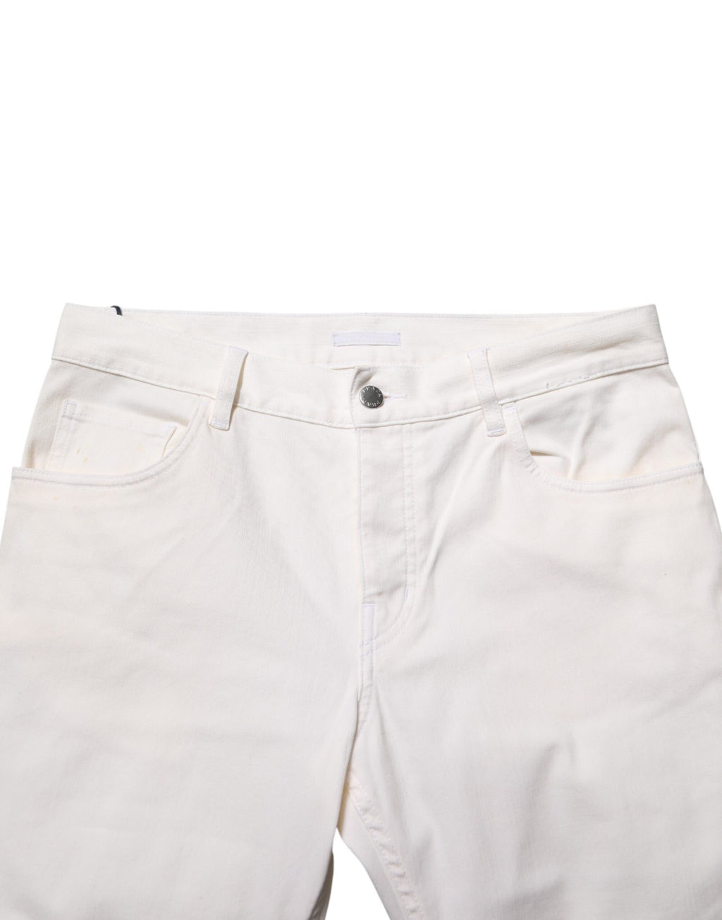 Jeans Prada blancs, taille mi-haute, coupe skinny, en denim décontracté, visibles sur l'image.