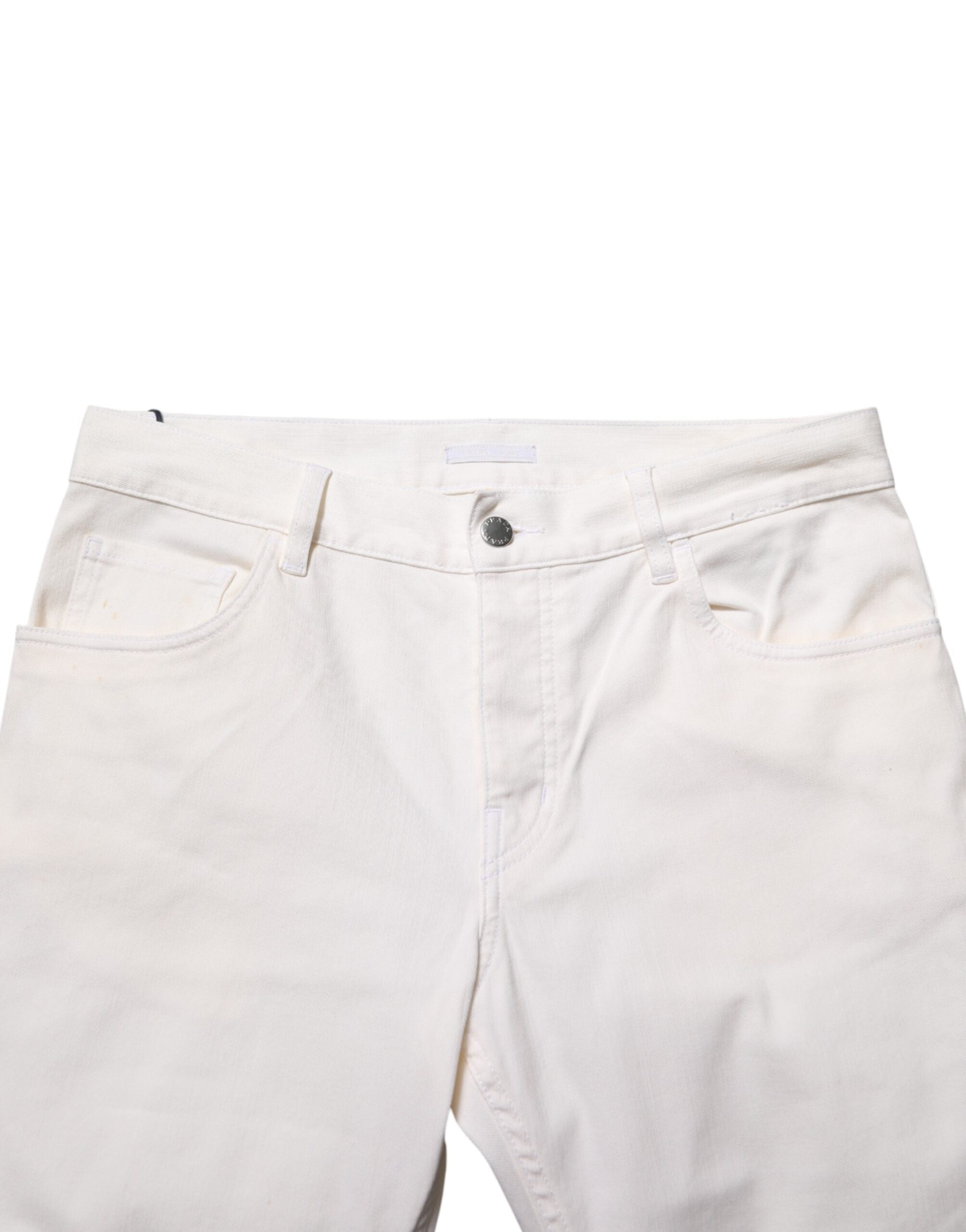 Jeans Prada blancs, taille mi-haute, coupe skinny, en denim décontracté, visibles sur l'image.