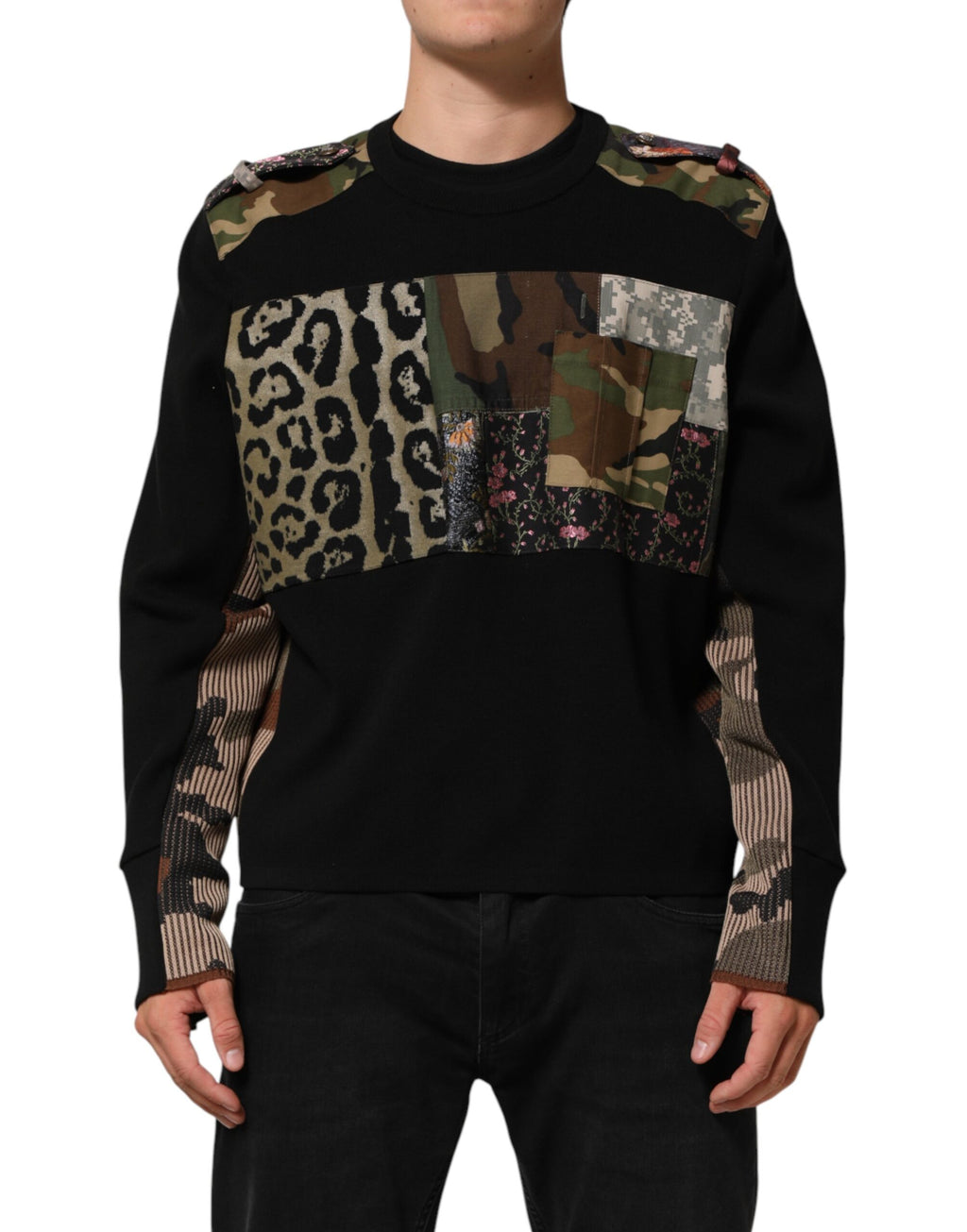 Pull noir Dolce & Gabbana en patchwork avec col rond, en laine, visible en gros plan sur le pull.