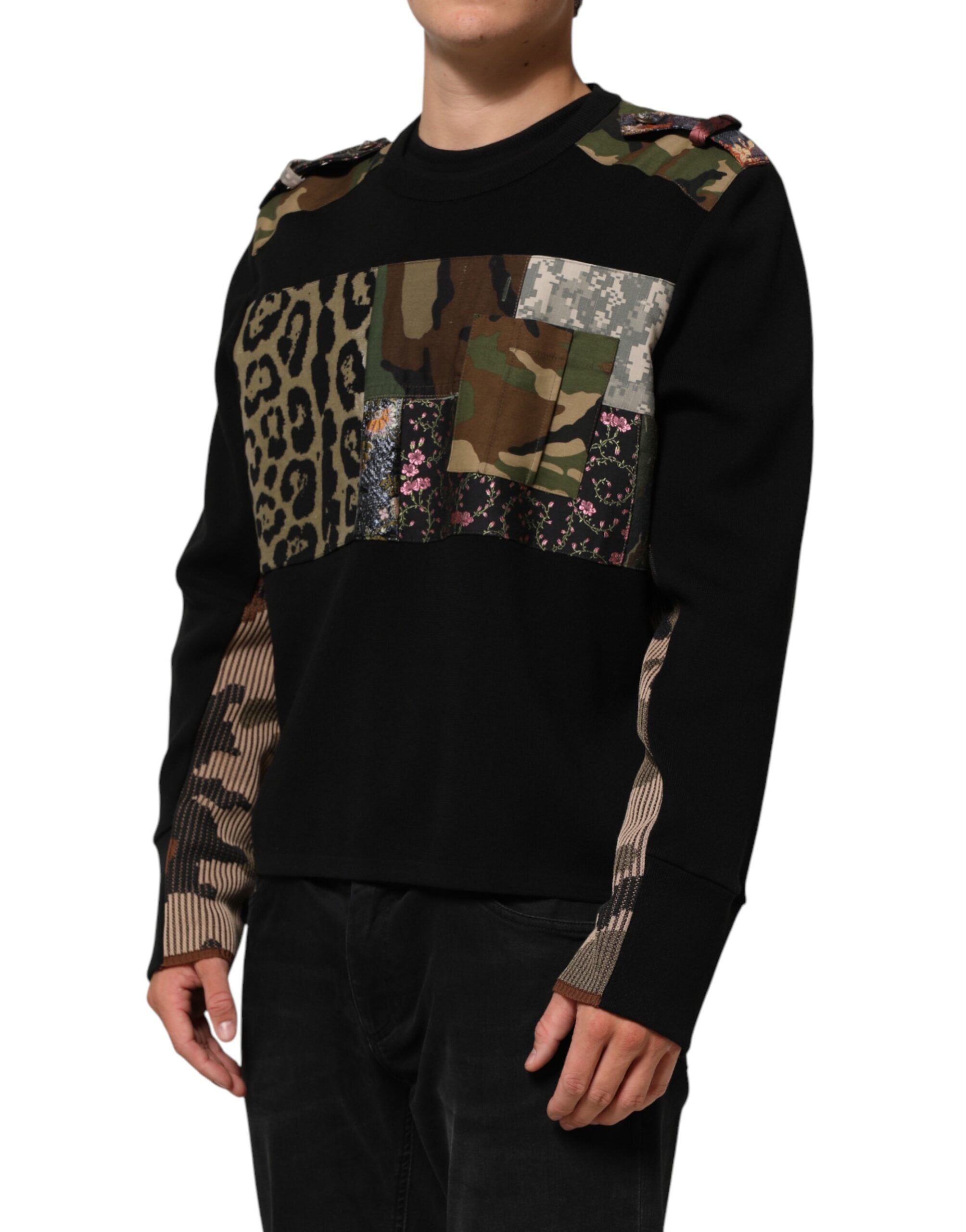 Pull noir Dolce & Gabbana en patchwork avec col ras du cou, détail tendance visible sur le pull.