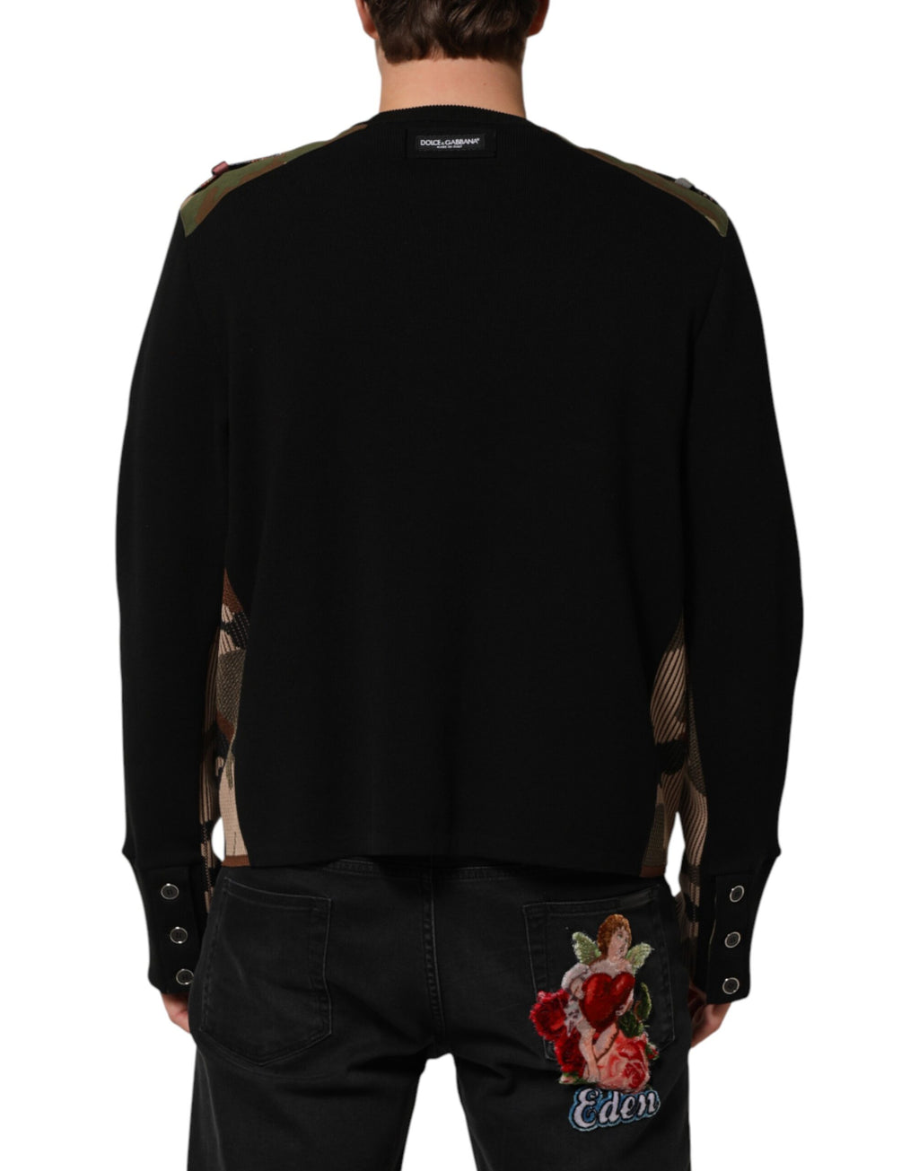 Pull noir en patchwork Dolce & Gabbana, col rond, douceur élégante, porté sur un mannequin.