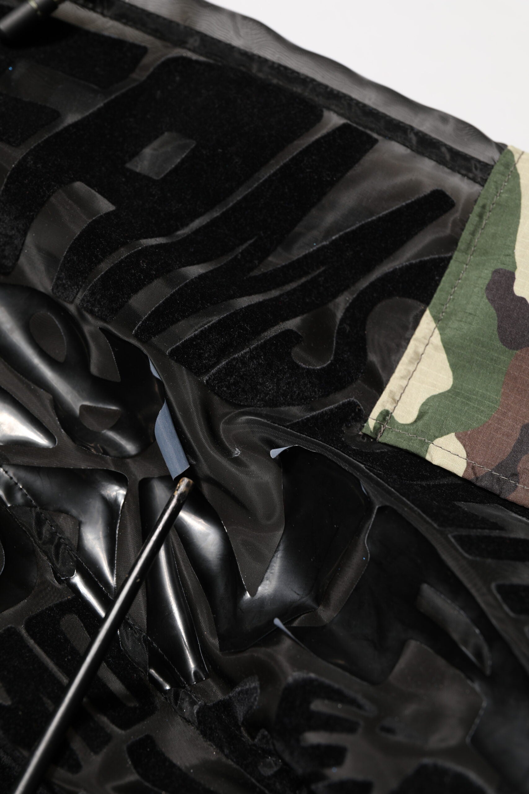 Sweat à capuche pour homme Dolce & Gabbana, zip complet noir avec motif camouflage, look décontracté et tendance.
