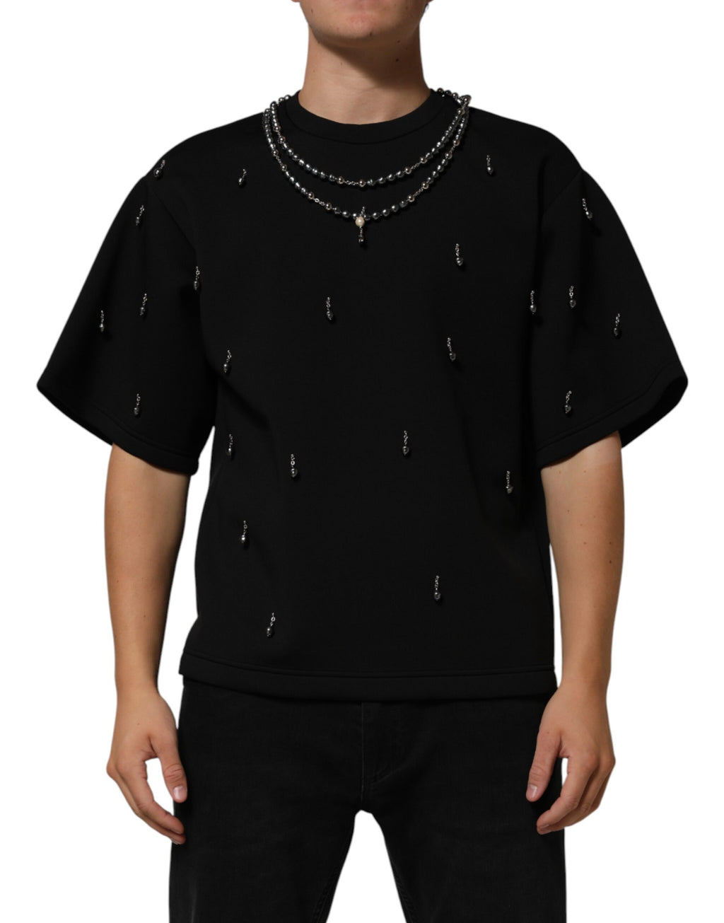 T-shirt noir en polyester Dolce & Gabbana avec col orné de bijoux, style élégant et moderne.