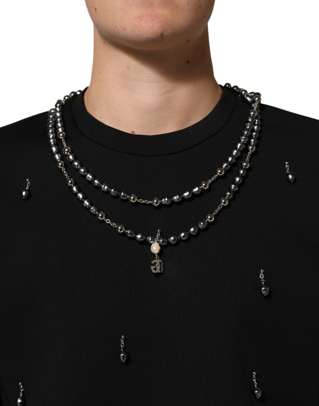T-shirt noir en polyester Dolce & Gabbana avec collier orné de détails brillants visible sur l'image.