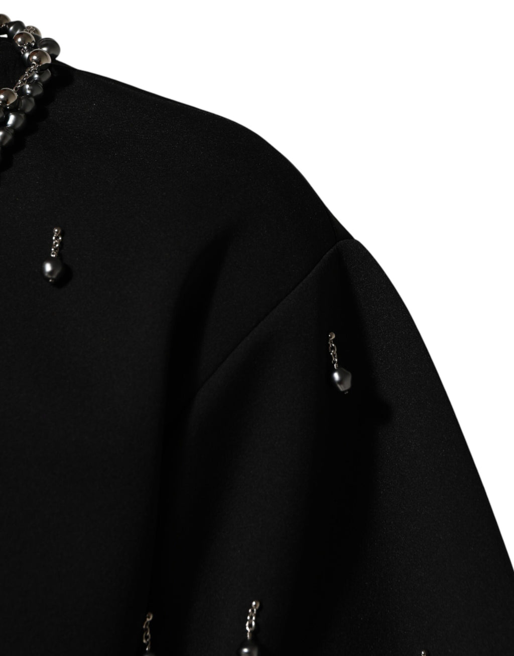 T-shirt noir en polyester Dolce & Gabbana avec col orné de bijoux, style élégant et moderne.