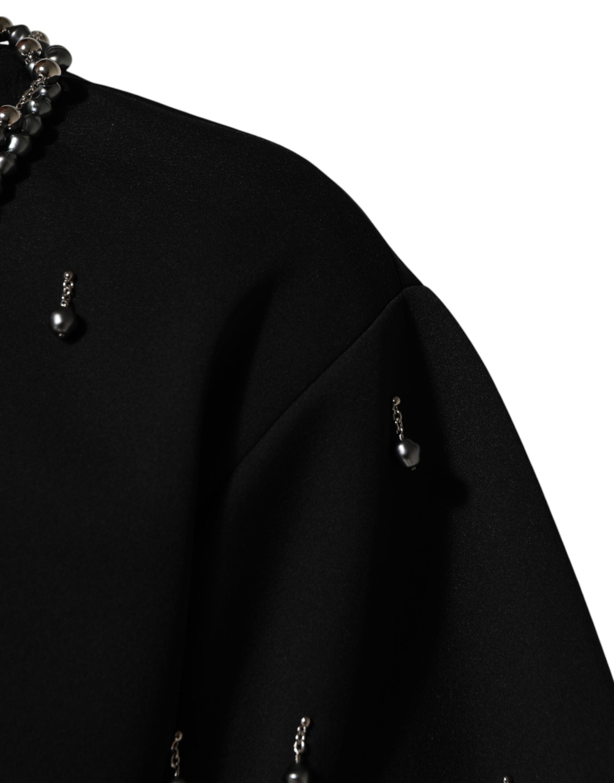 T-shirt noir en polyester Dolce & Gabbana avec col orné de bijoux, style élégant et moderne.